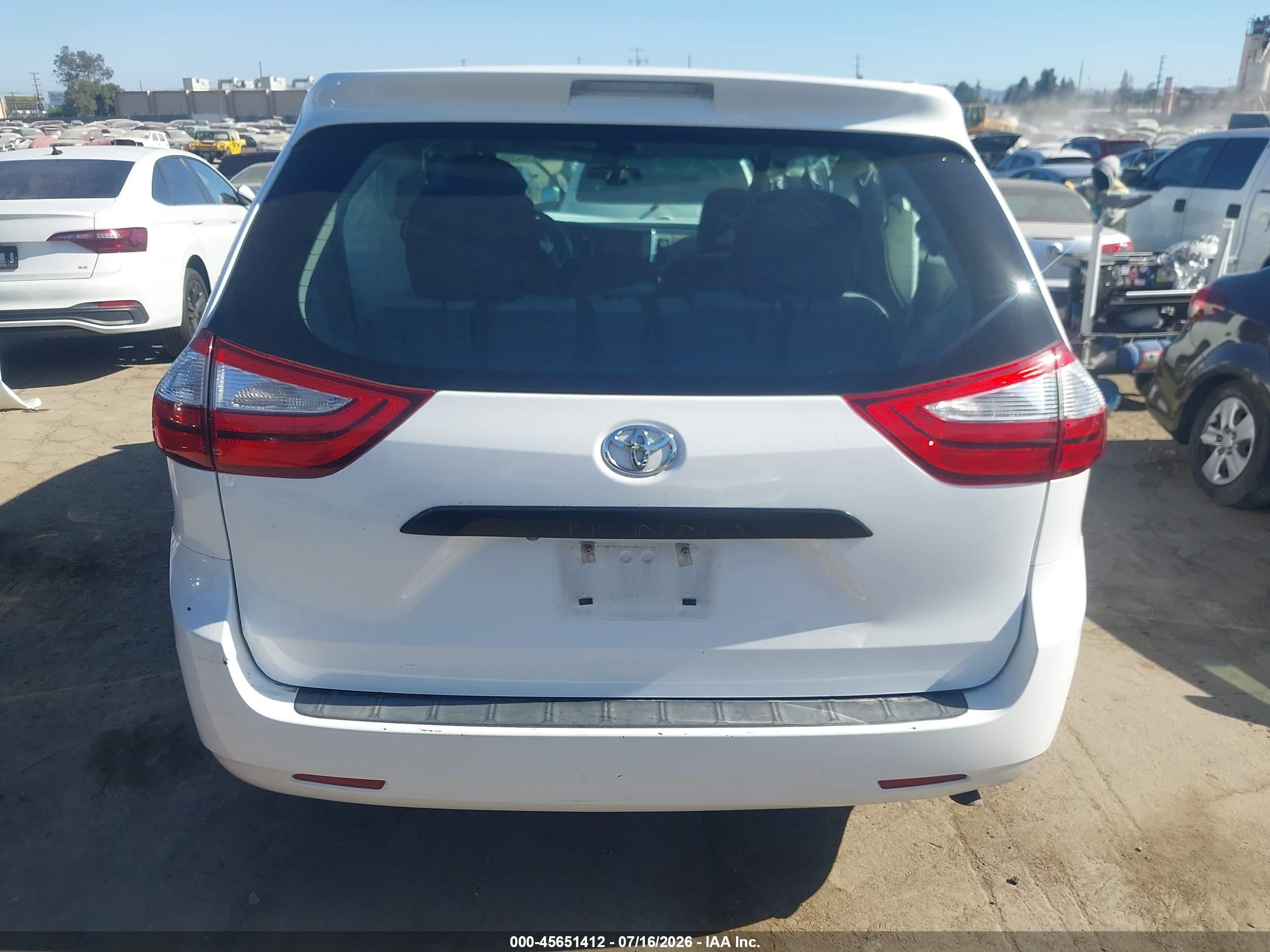2015 Toyota Sienna L 7 Passenger White vin: 5TDZK3DC9FS644299