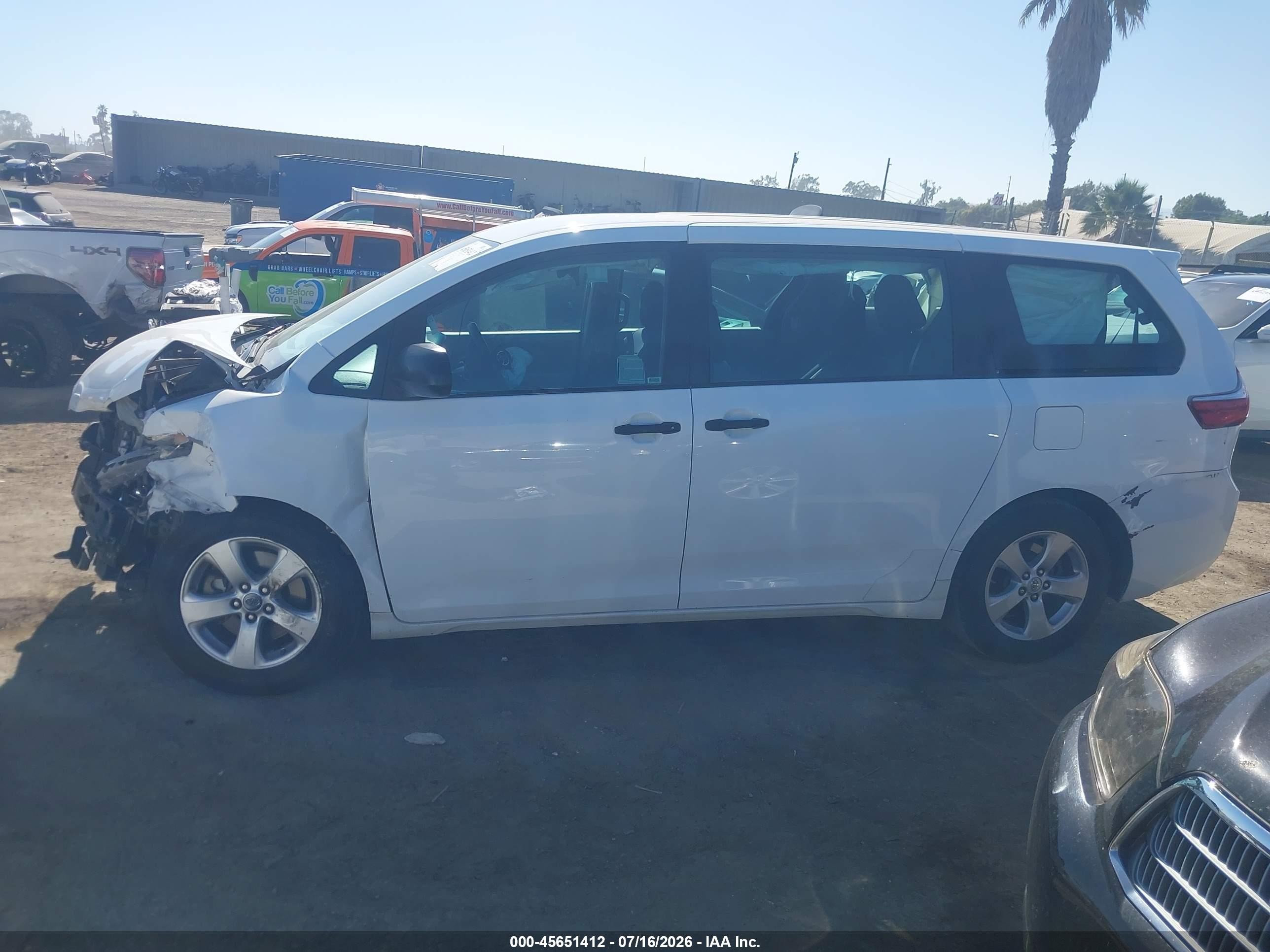 2015 Toyota Sienna L 7 Passenger White vin: 5TDZK3DC9FS644299