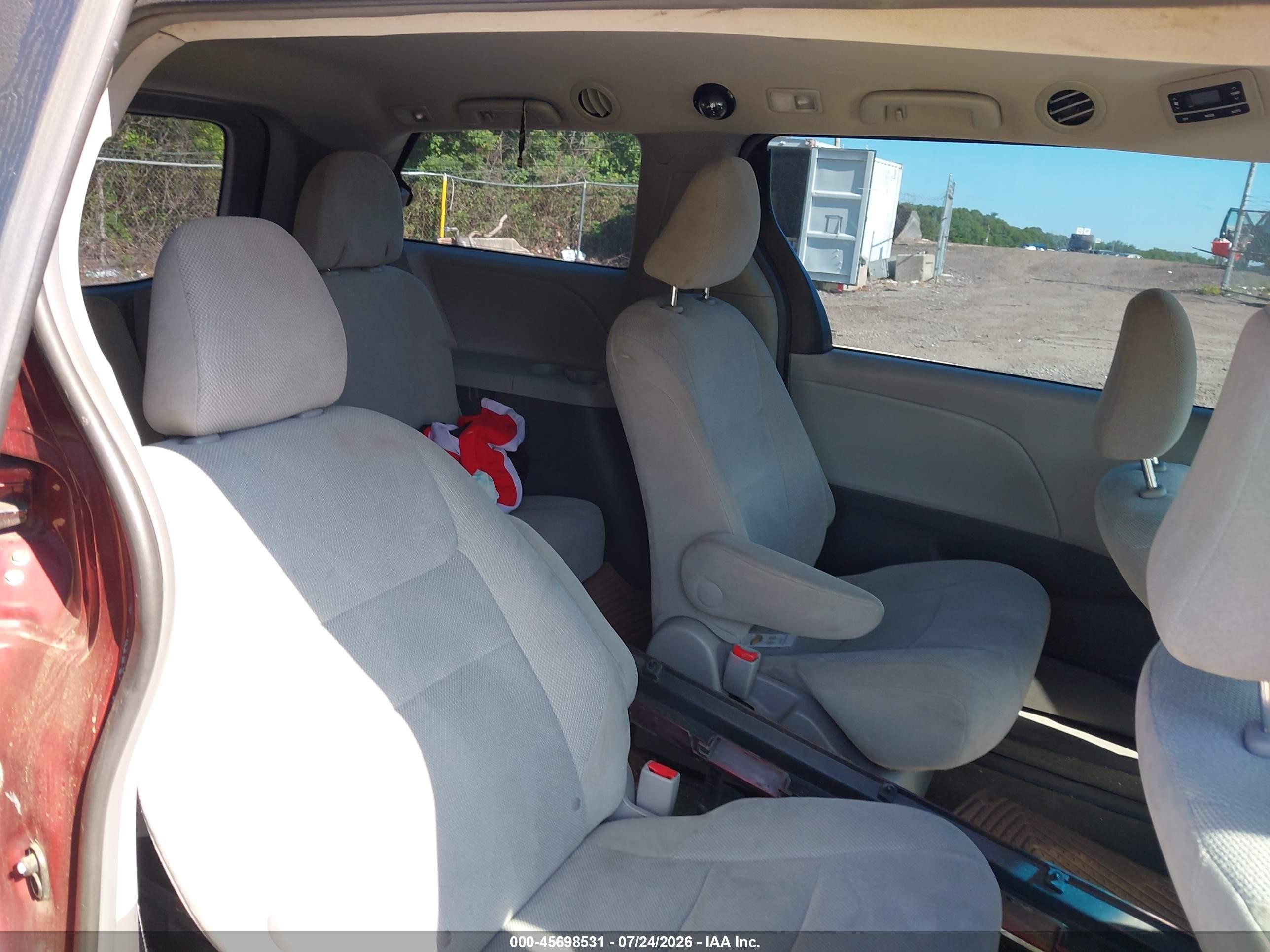2015 Toyota Sienna L 7 Passenger Maroon vin: 5TDZK3DC9FS648403