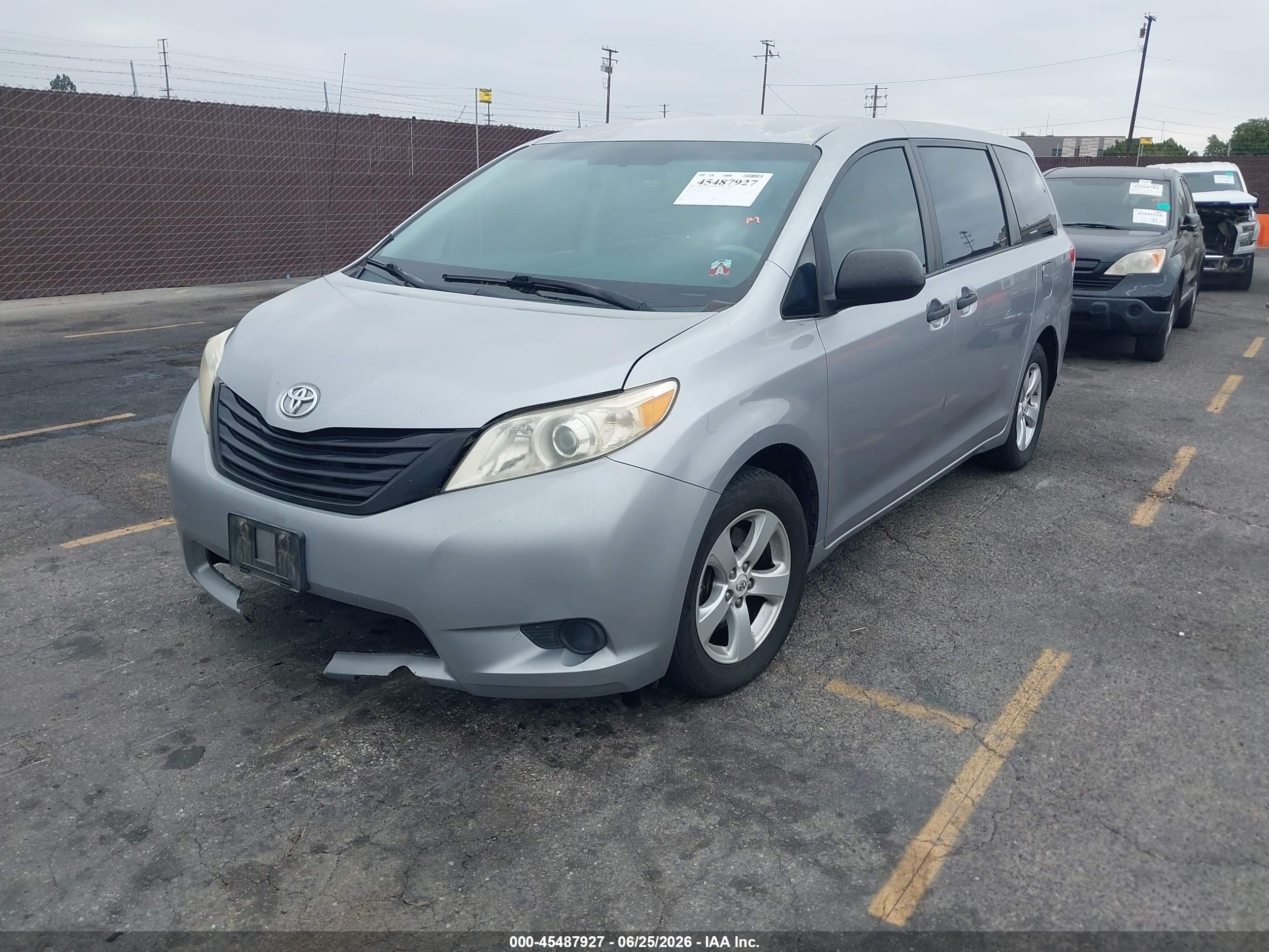 2011 Toyota Sienna Base V6 Silver vin: 5TDZK3DCXBS025933