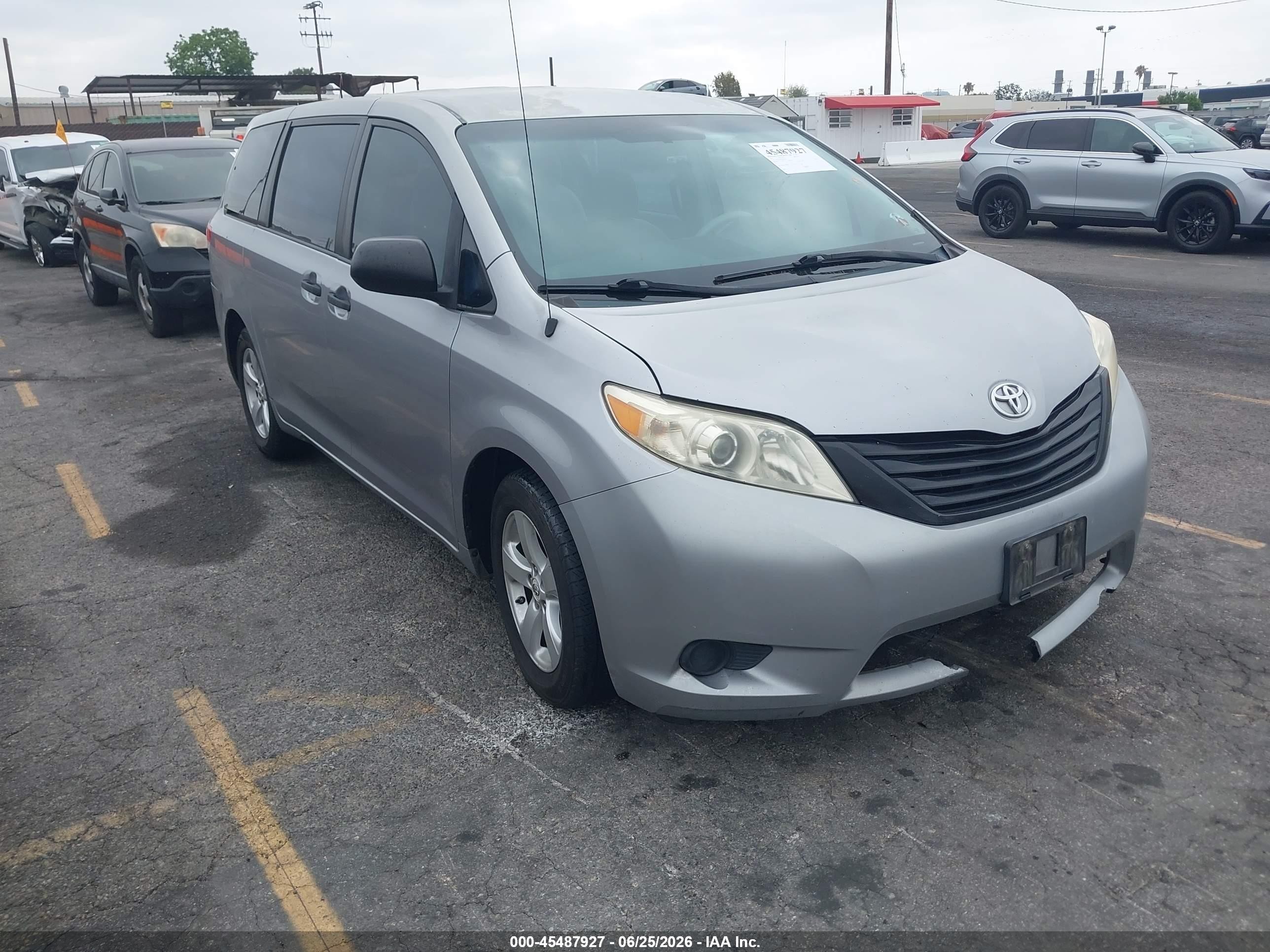 2011 Toyota Sienna Base V6 Silver vin: 5TDZK3DCXBS025933