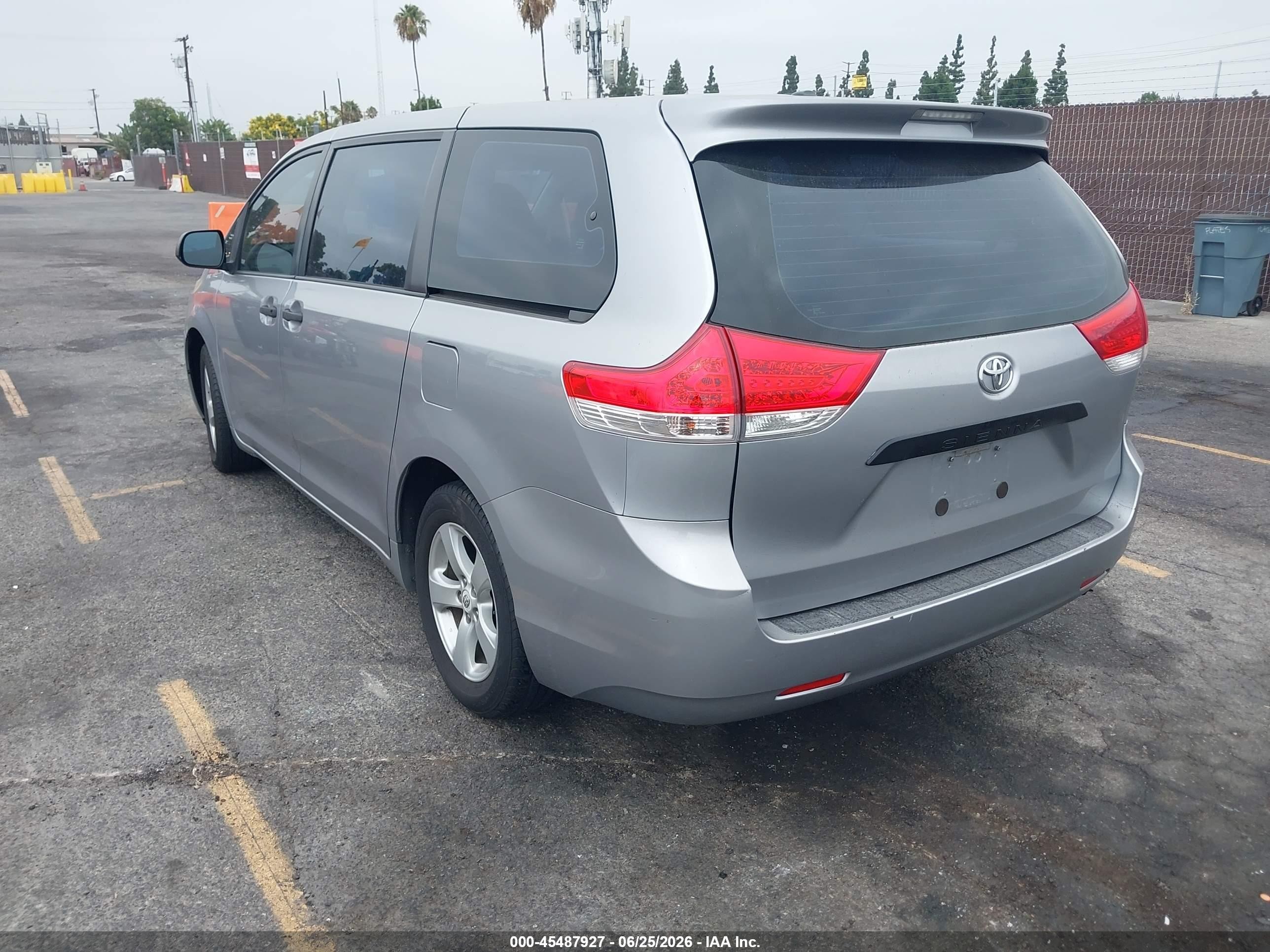 2011 Toyota Sienna Base V6 Silver vin: 5TDZK3DCXBS025933