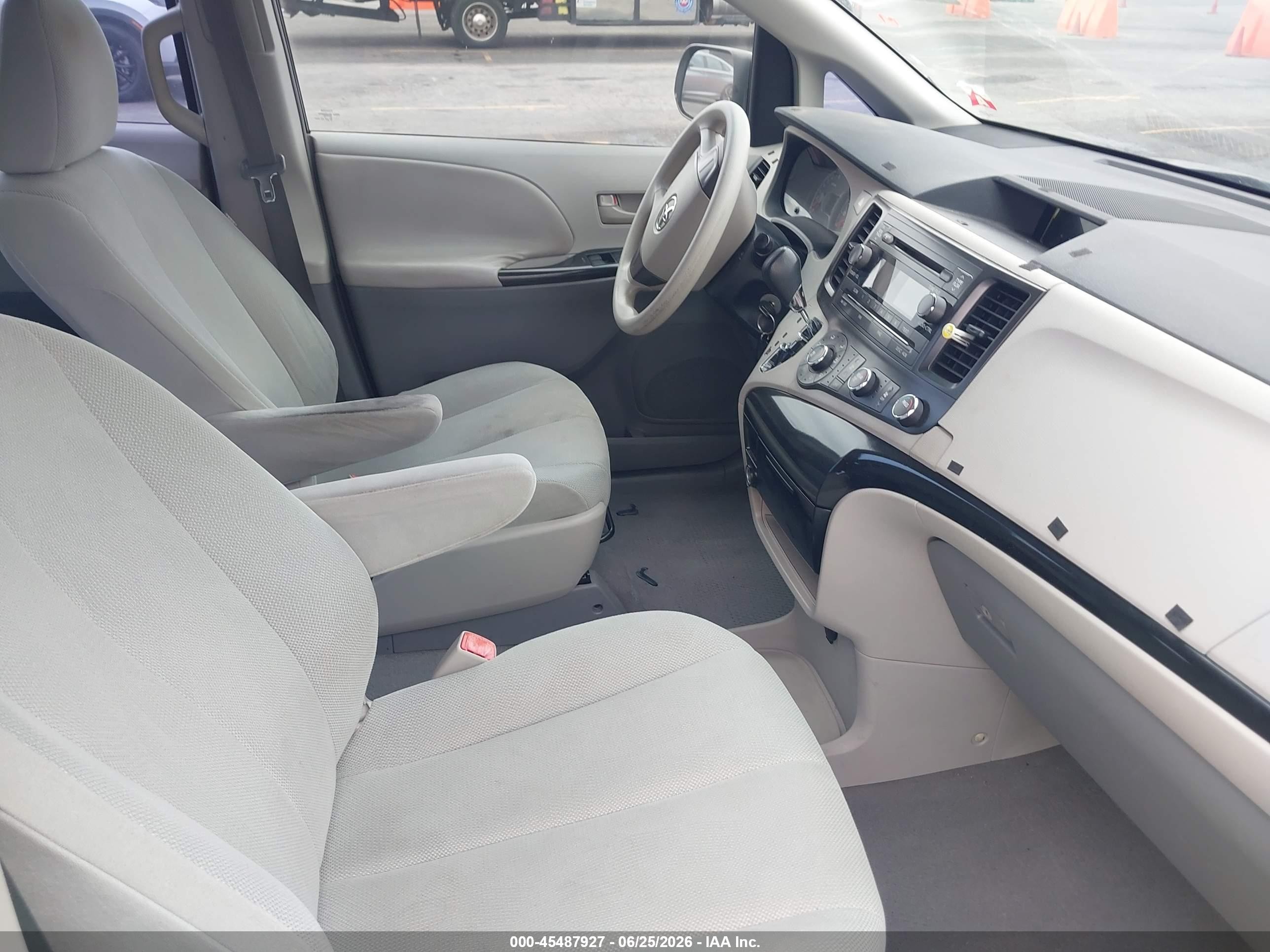2011 Toyota Sienna Base V6 Silver vin: 5TDZK3DCXBS025933