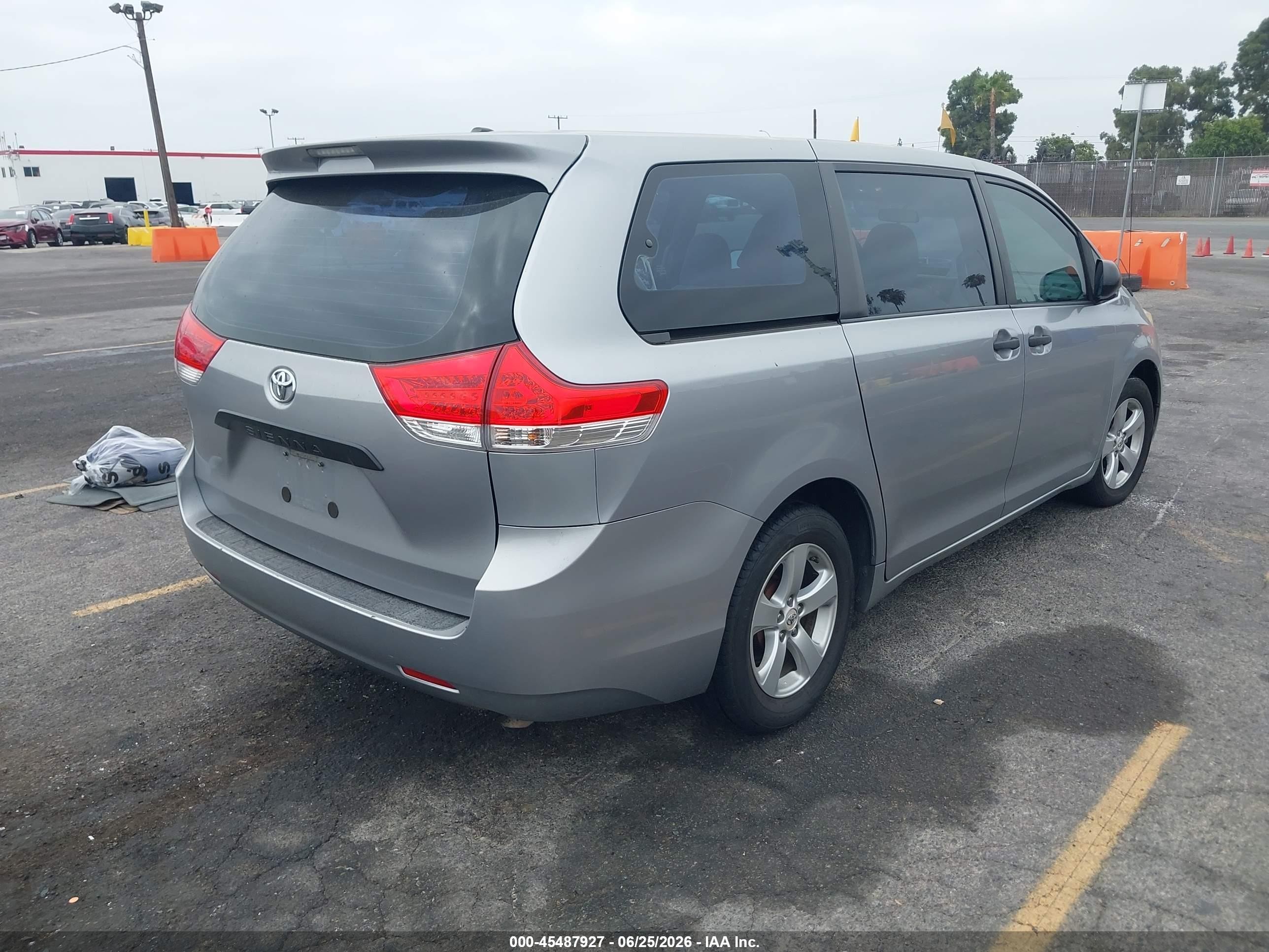 2011 Toyota Sienna Base V6 Silver vin: 5TDZK3DCXBS025933