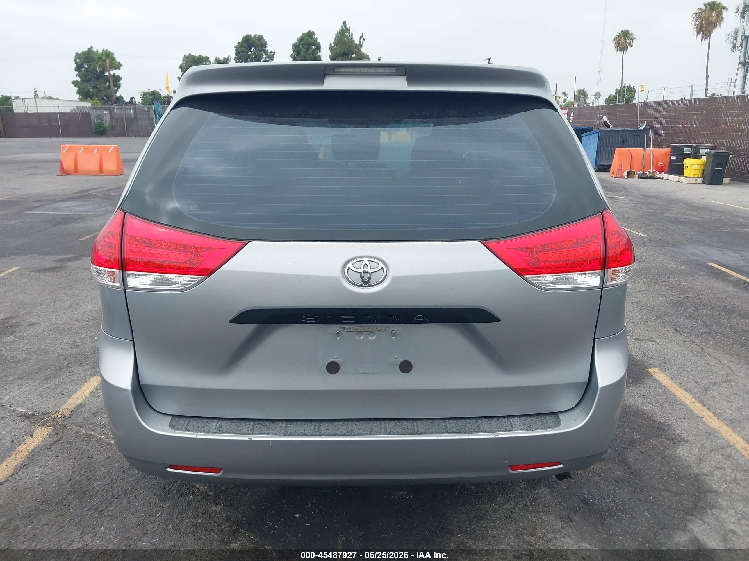 2011 Toyota Sienna Base V6 Silver vin: 5TDZK3DCXBS025933