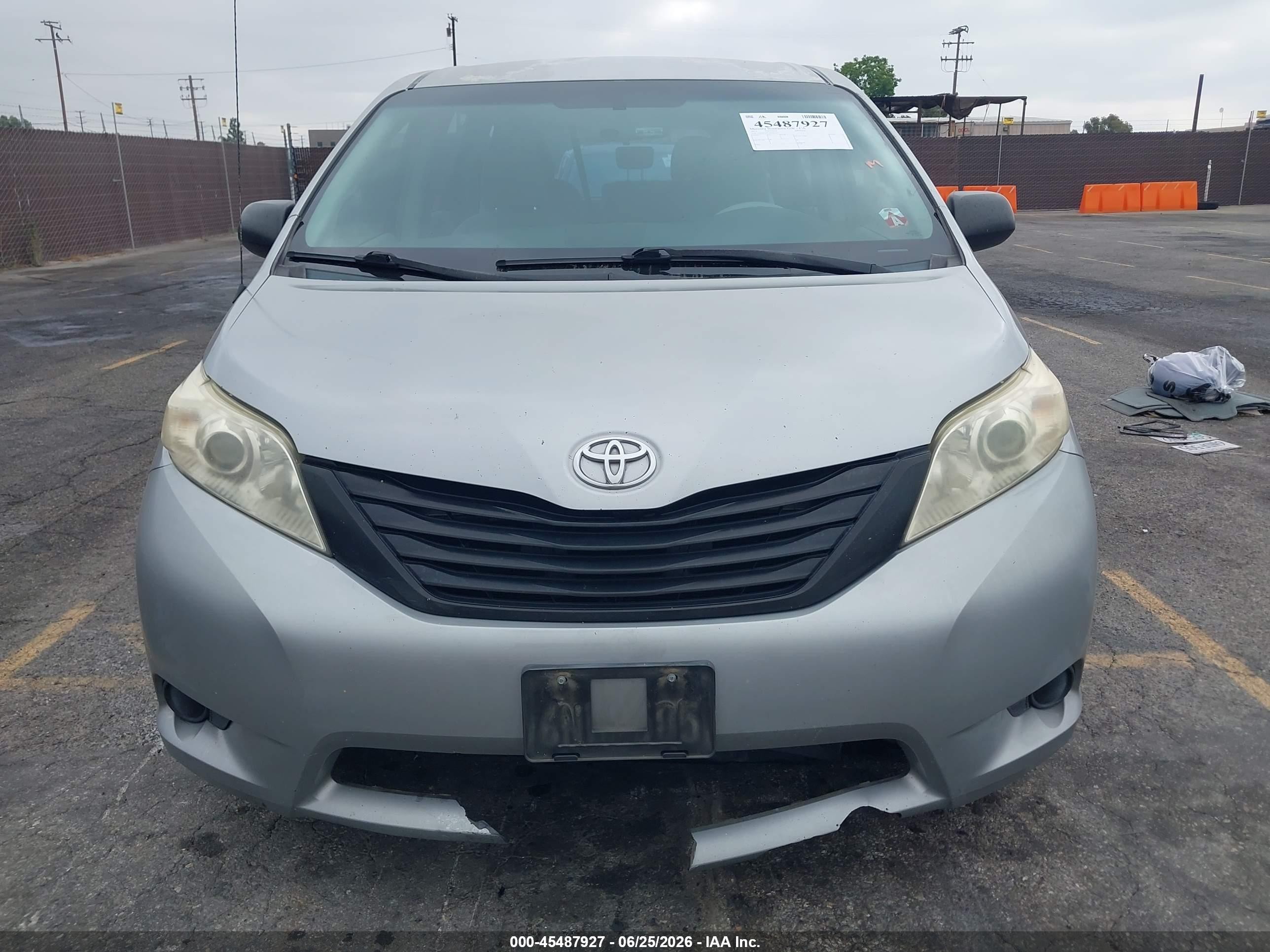 2011 Toyota Sienna Base V6 Silver vin: 5TDZK3DCXBS025933