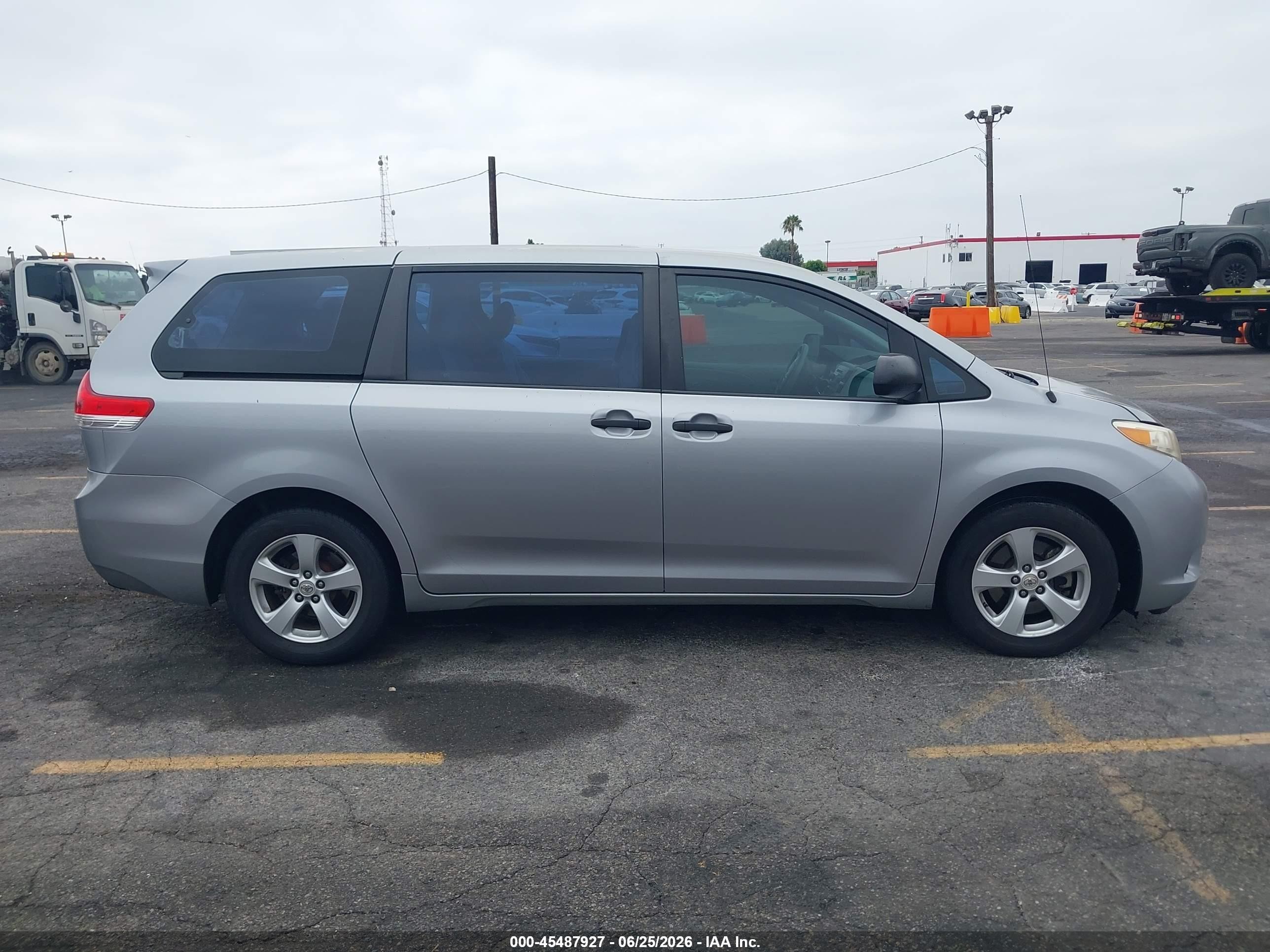 2011 Toyota Sienna Base V6 Silver vin: 5TDZK3DCXBS025933