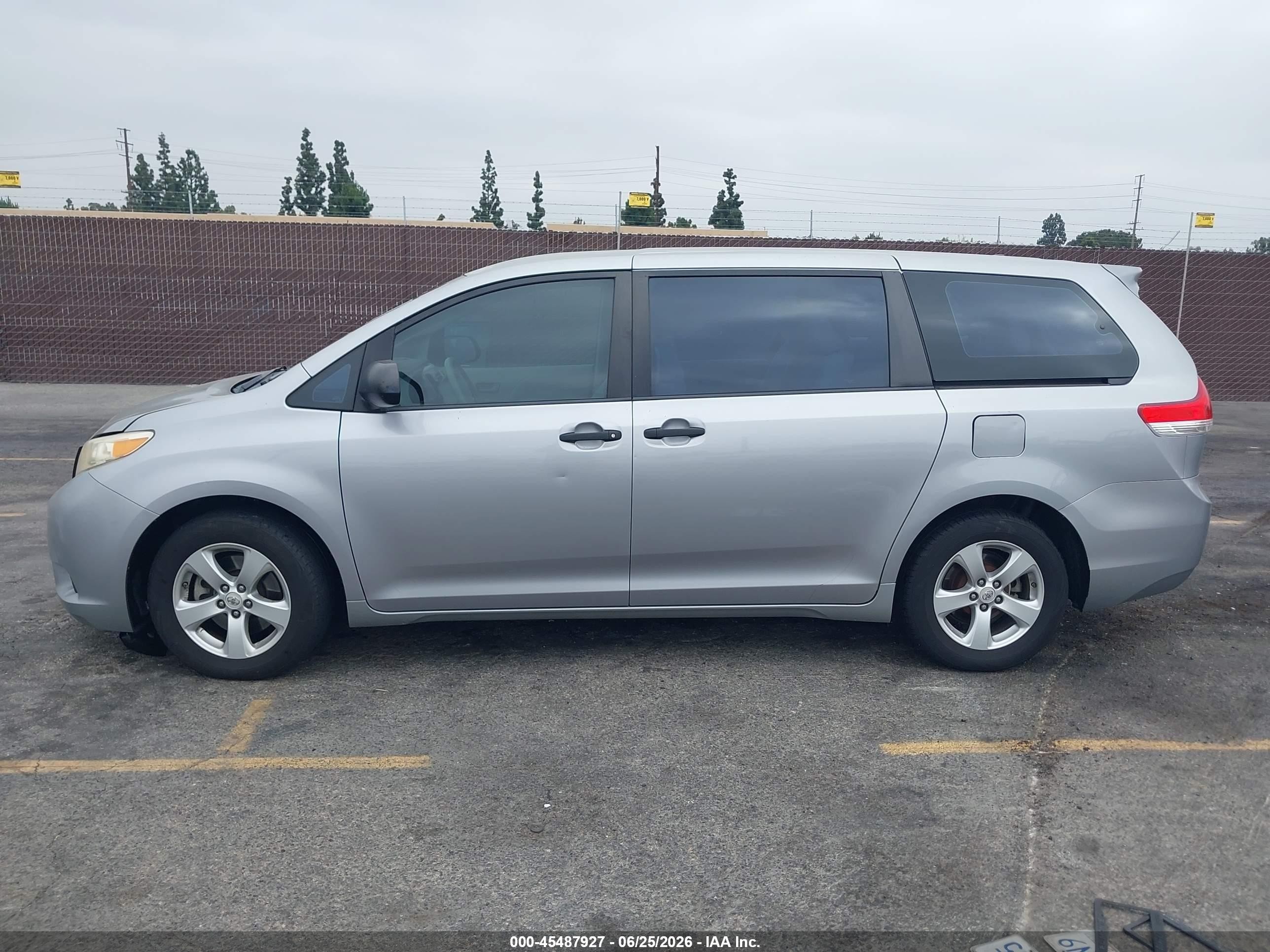2011 Toyota Sienna Base V6 Silver vin: 5TDZK3DCXBS025933