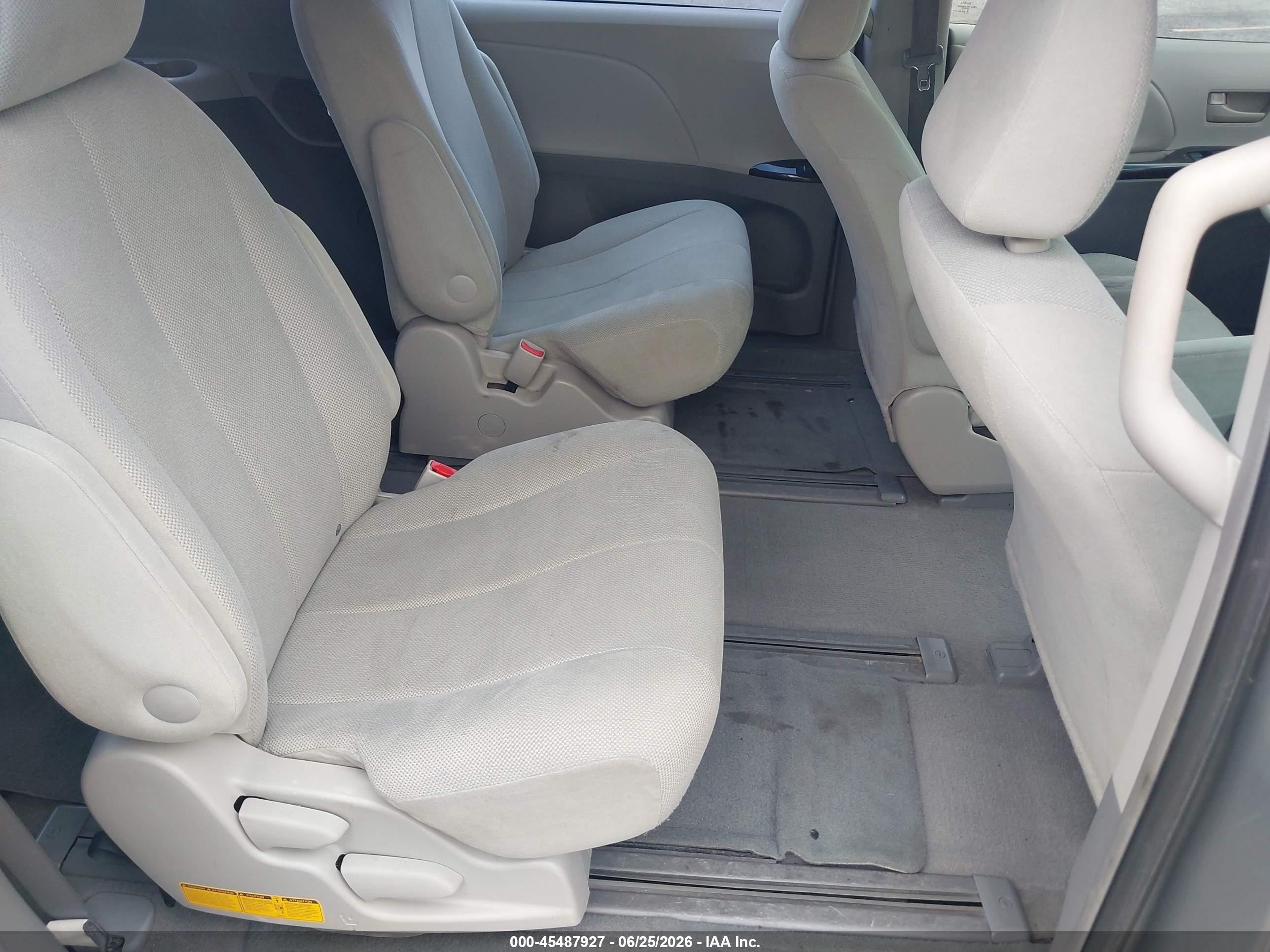 2011 Toyota Sienna Base V6 Silver vin: 5TDZK3DCXBS025933
