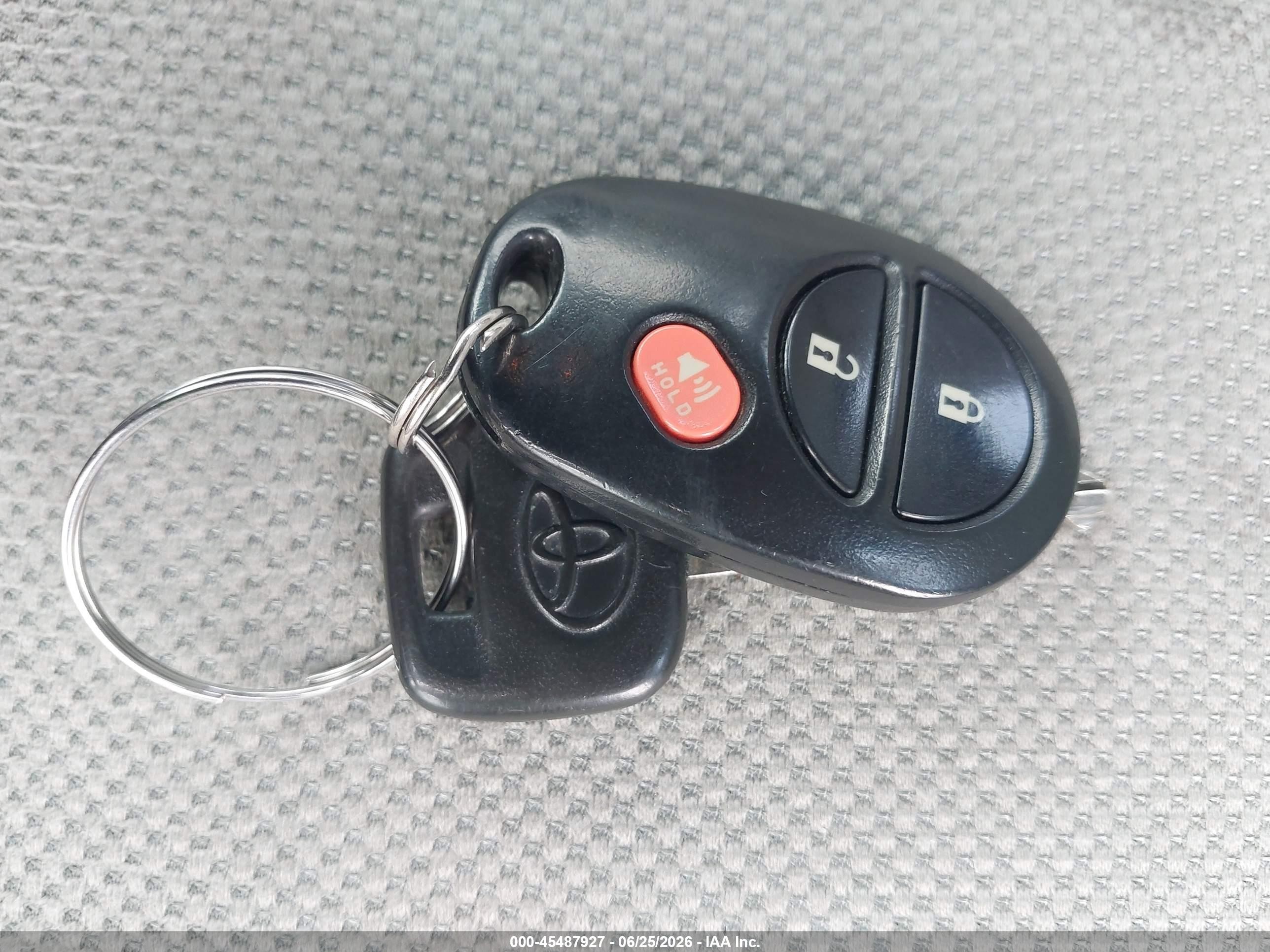 2011 Toyota Sienna Base V6 Silver vin: 5TDZK3DCXBS025933