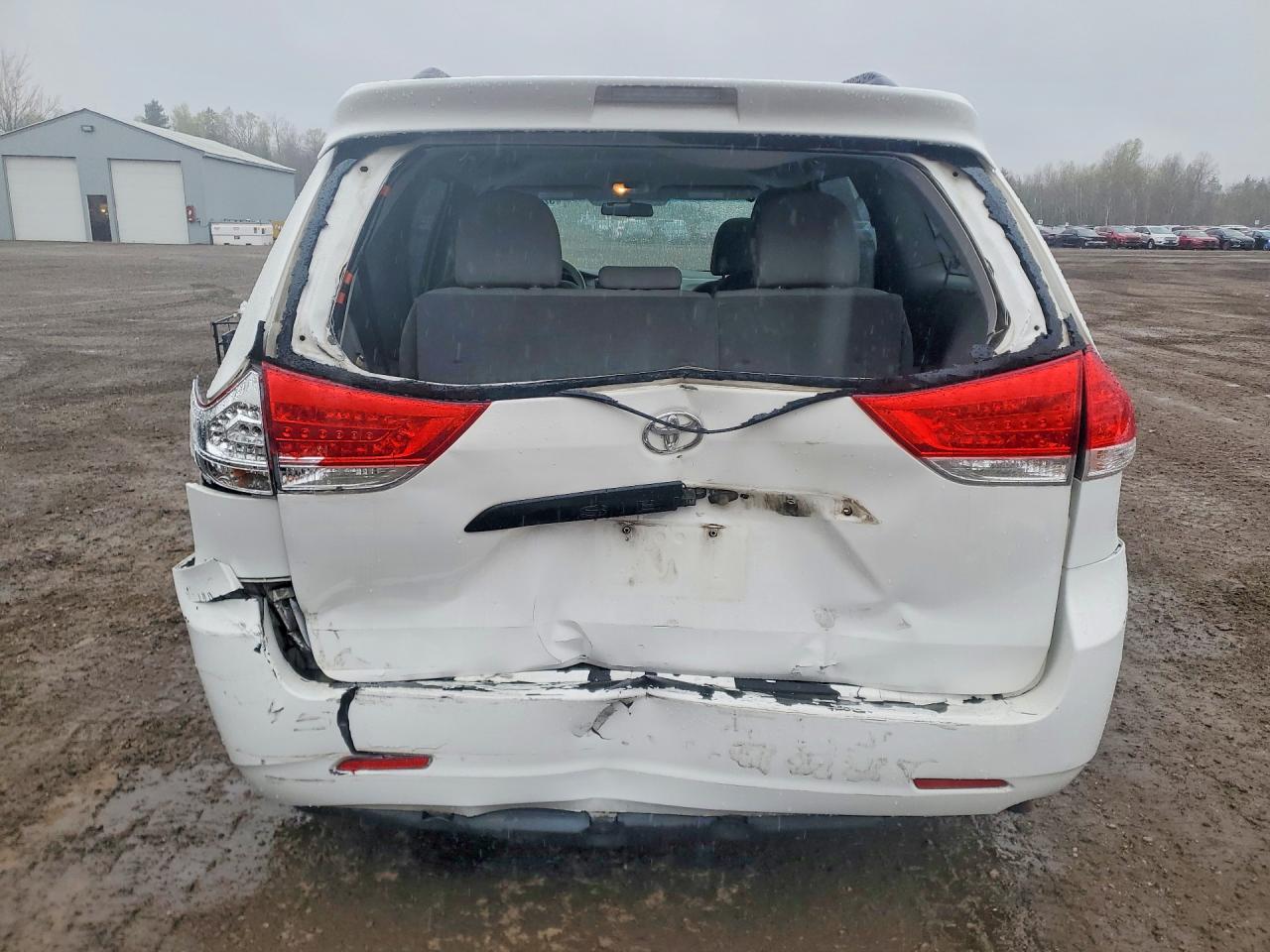 2011 Toyota Sienna Base 7-passenger White vin: 5TDZK3DCXBS026726
