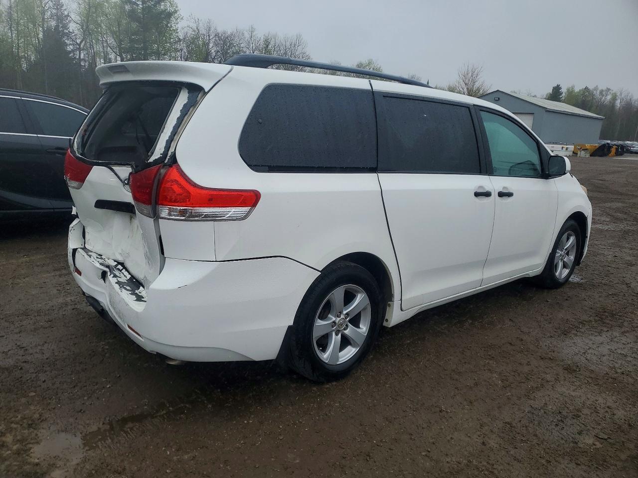 2011 Toyota Sienna Base 7-passenger White vin: 5TDZK3DCXBS026726