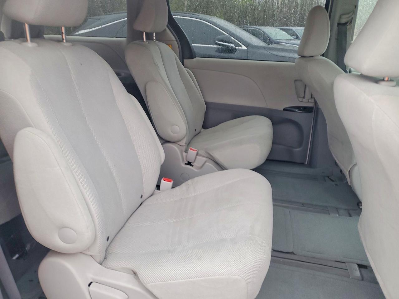 2011 Toyota Sienna Base 7-passenger White vin: 5TDZK3DCXBS026726