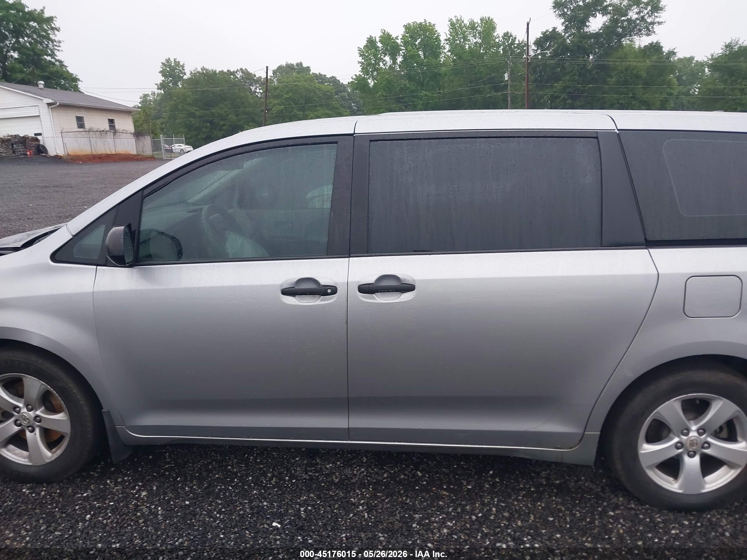 2012 Toyota Sienna Base V6 7 Passenger Silver vin: 5TDZK3DCXCS177227