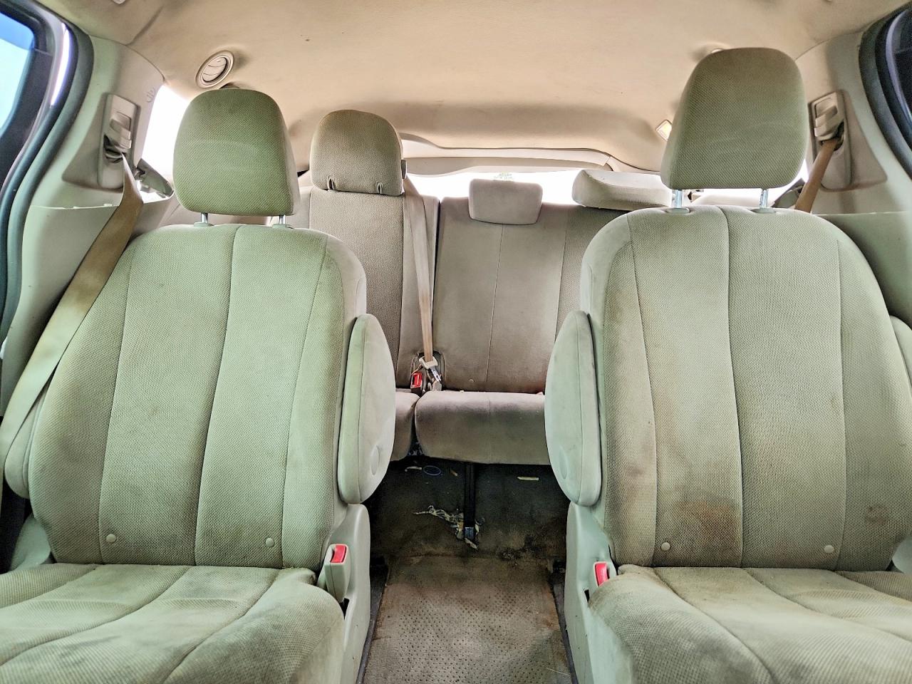 2012 Toyota Sienna Base 7-passenger Silver vin: 5TDZK3DCXCS179012