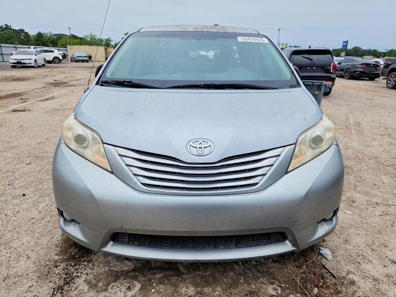 2012 Toyota Sienna Base 7-passenger Silver vin: 5TDZK3DCXCS179012
