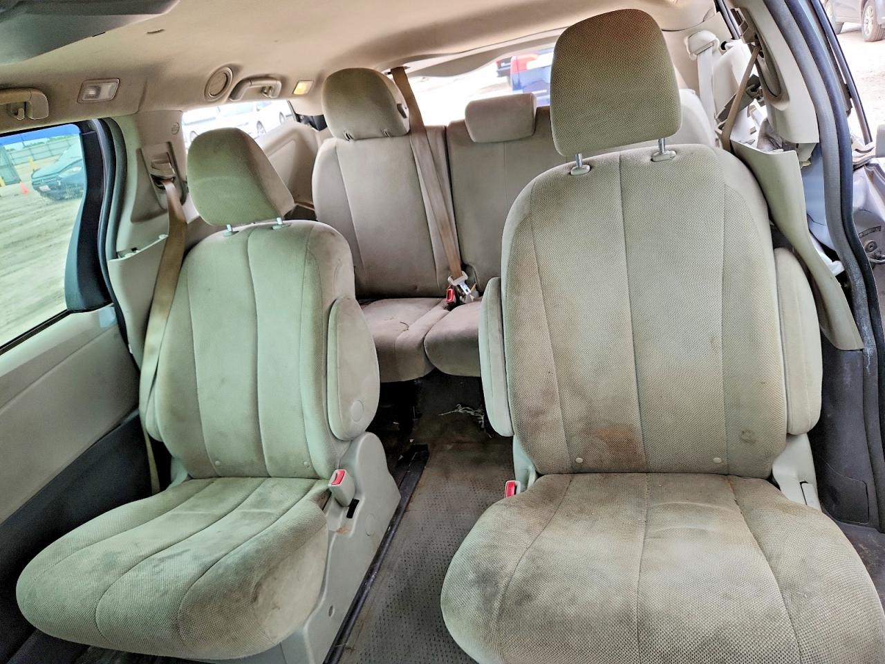 2012 Toyota Sienna Base 7-passenger Silver vin: 5TDZK3DCXCS179012