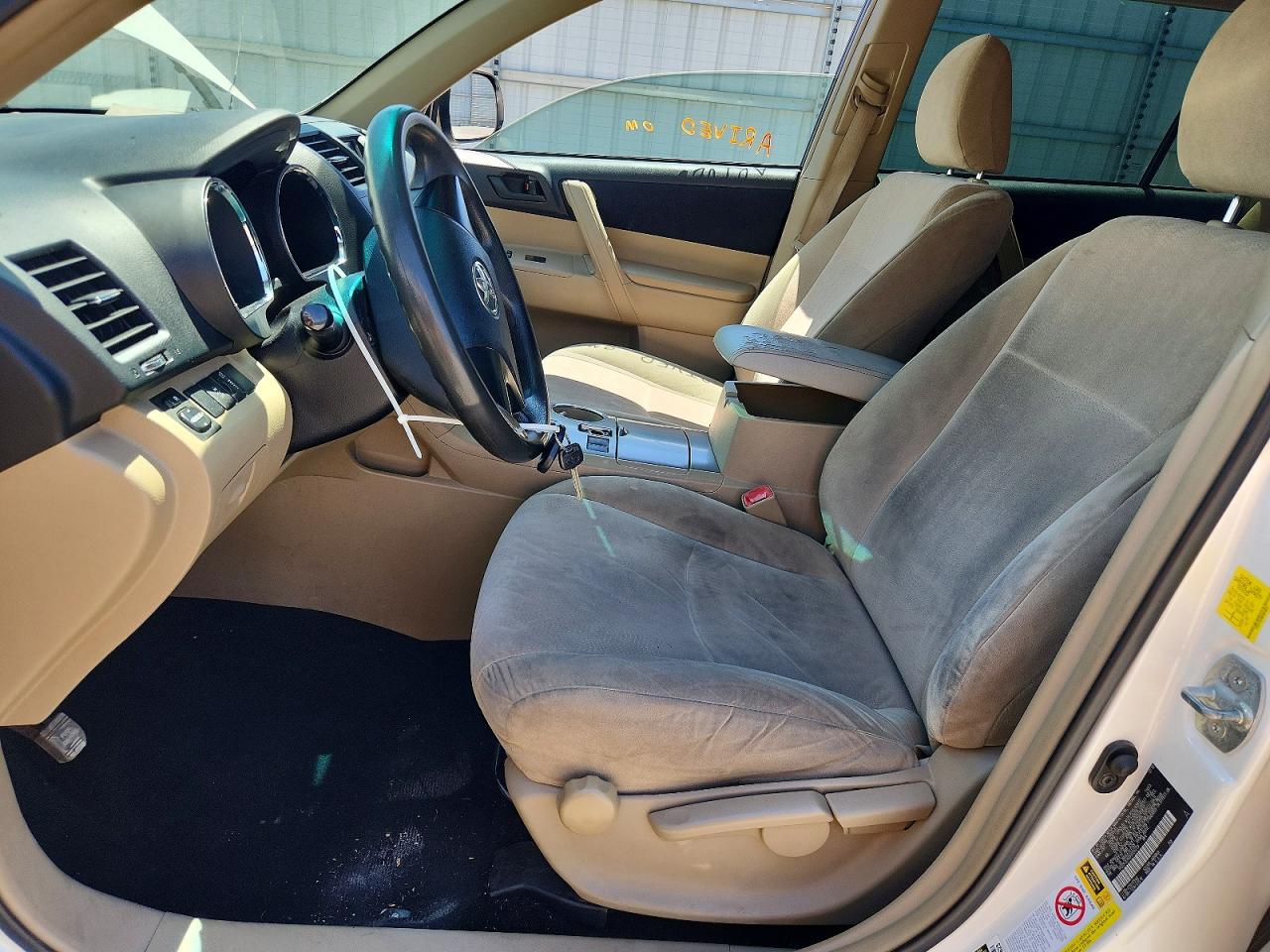 2011 Toyota Highlander Base White vin: 5TDZK3EH0BS034019