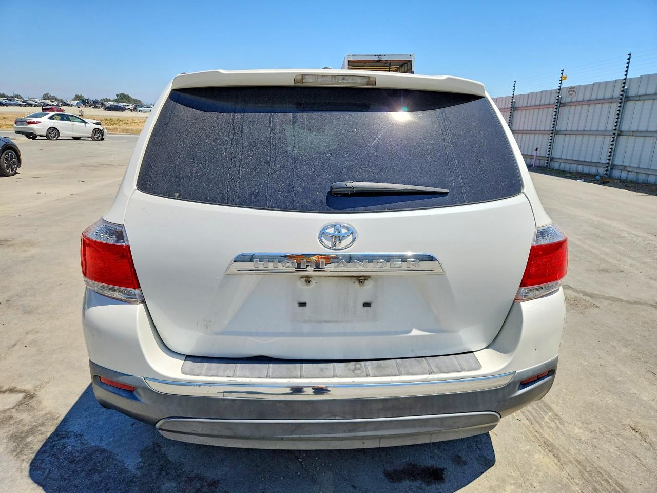 2011 Toyota Highlander Base White vin: 5TDZK3EH0BS034019