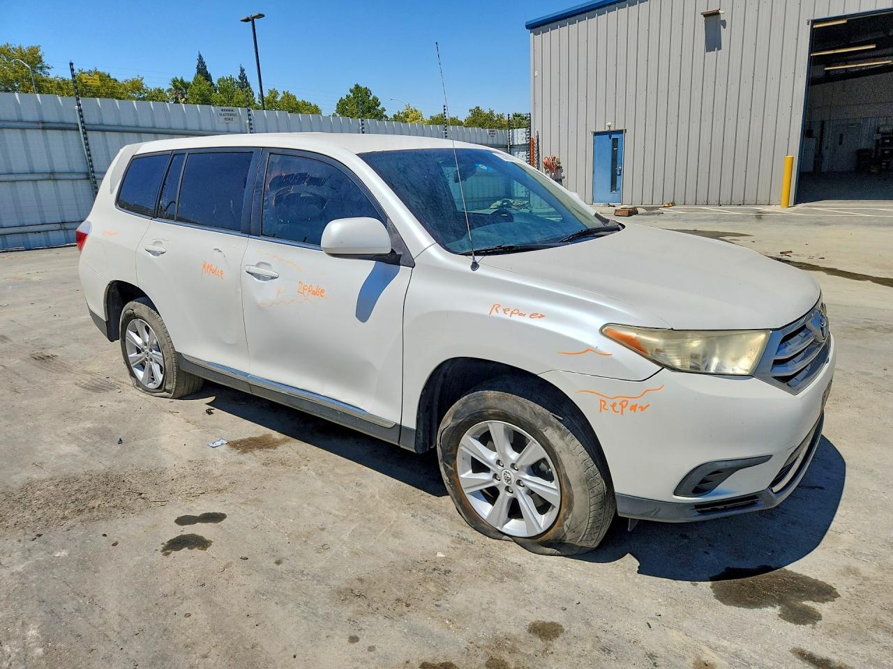 2011 Toyota Highlander Base White vin: 5TDZK3EH0BS034019