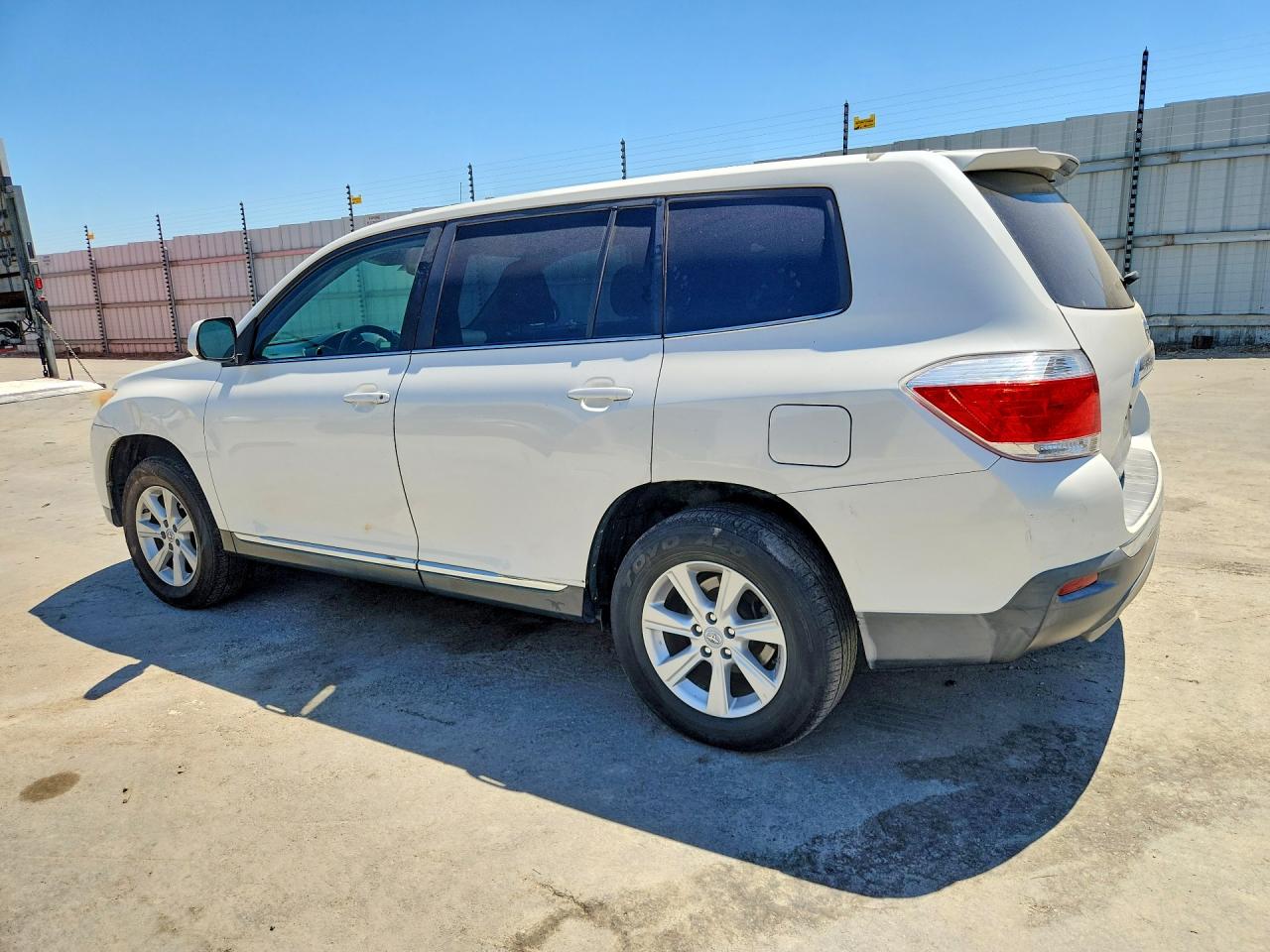 2011 Toyota Highlander Base White vin: 5TDZK3EH0BS034019