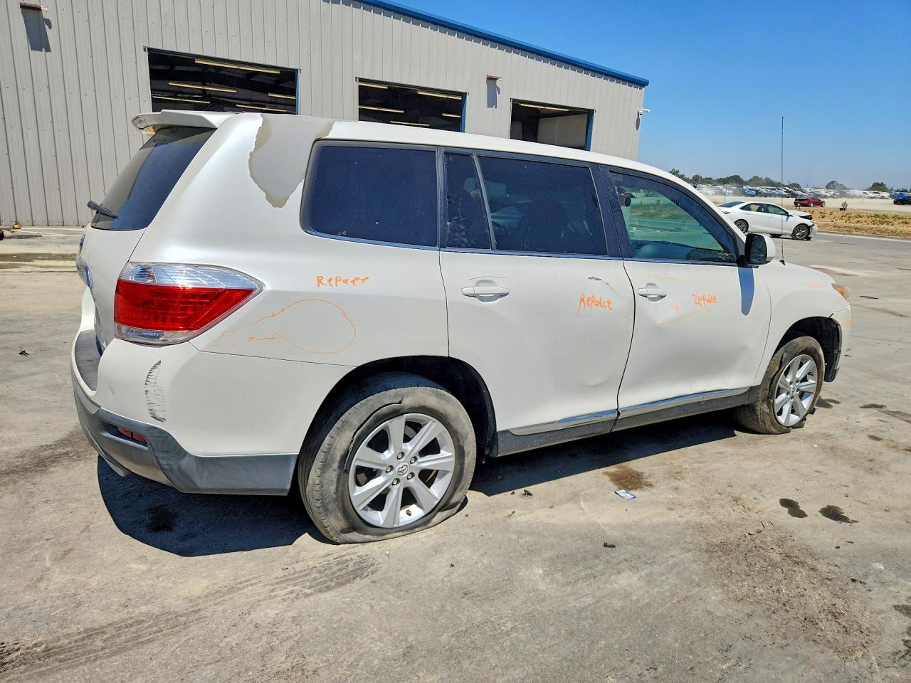 2011 Toyota Highlander Base White vin: 5TDZK3EH0BS034019