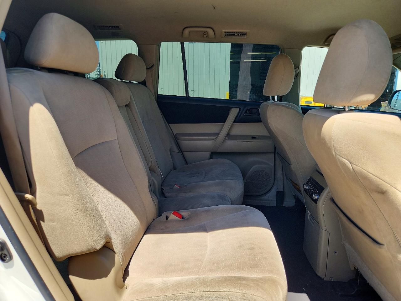2011 Toyota Highlander Base White vin: 5TDZK3EH0BS034019