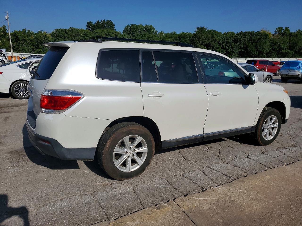 2011 Toyota Highlander Base White vin: 5TDZK3EH0BS035641
