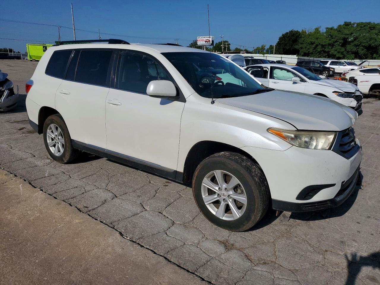 2011 Toyota Highlander Base White vin: 5TDZK3EH0BS035641