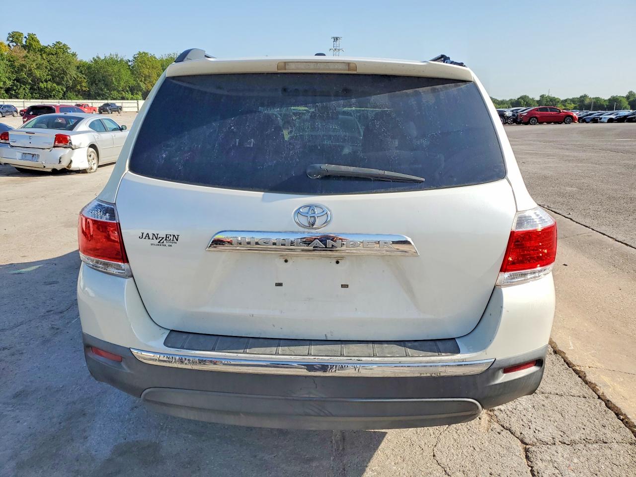 2011 Toyota Highlander Base White vin: 5TDZK3EH0BS035641