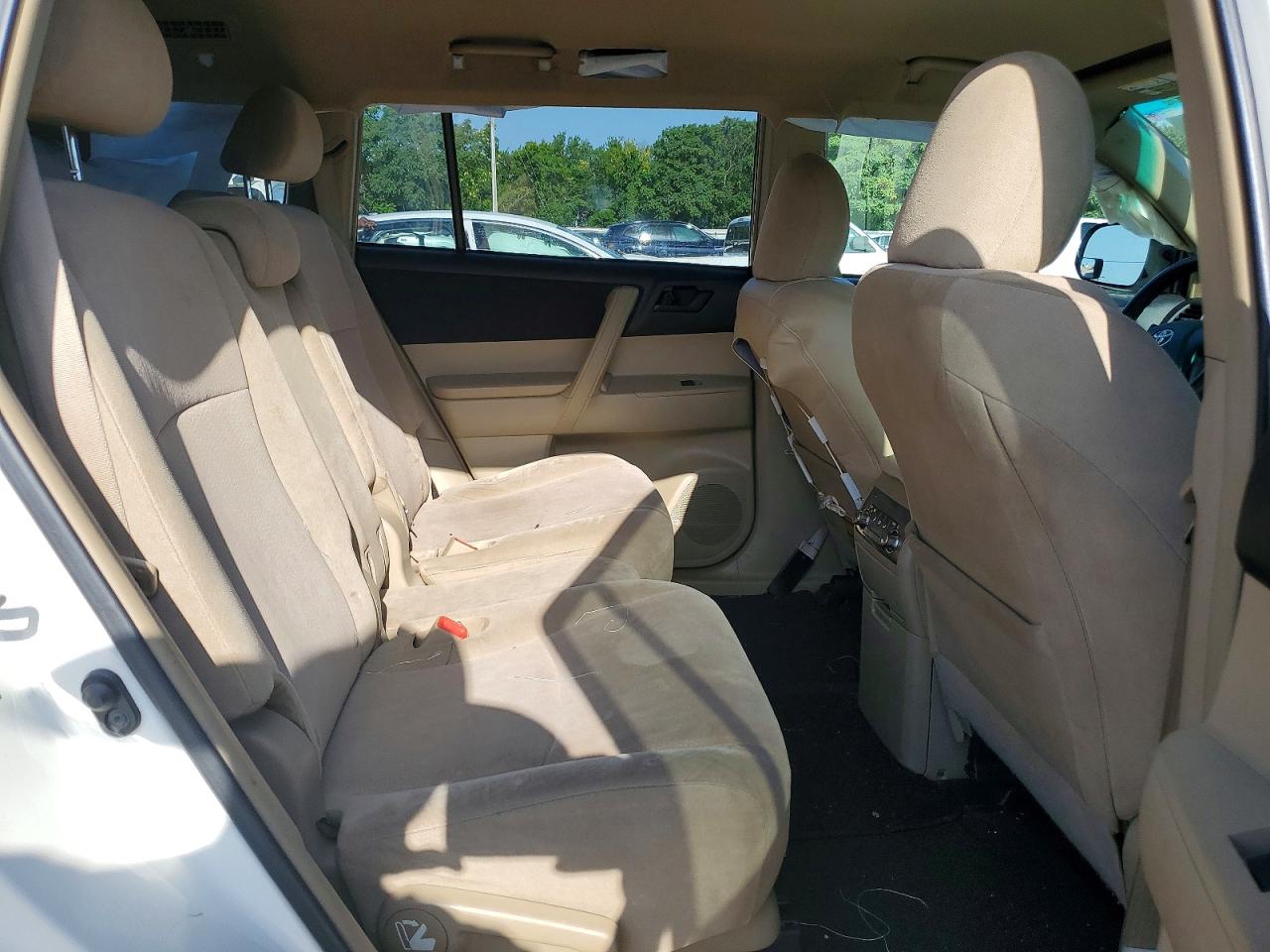 2011 Toyota Highlander Base White vin: 5TDZK3EH0BS035641