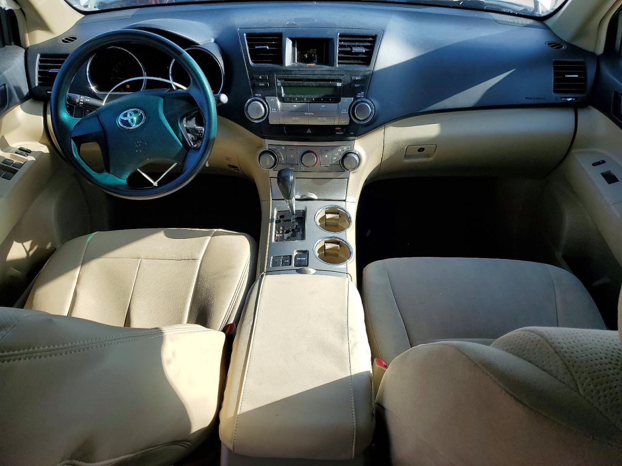 2011 Toyota Highlander Base White vin: 5TDZK3EH0BS035641