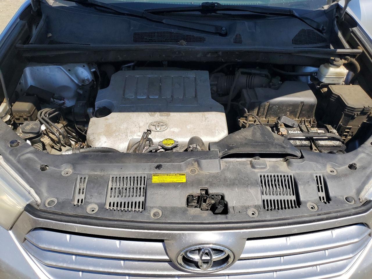 2012 Toyota Highlander Base Silver vin: 5TDZK3EH0CS070651