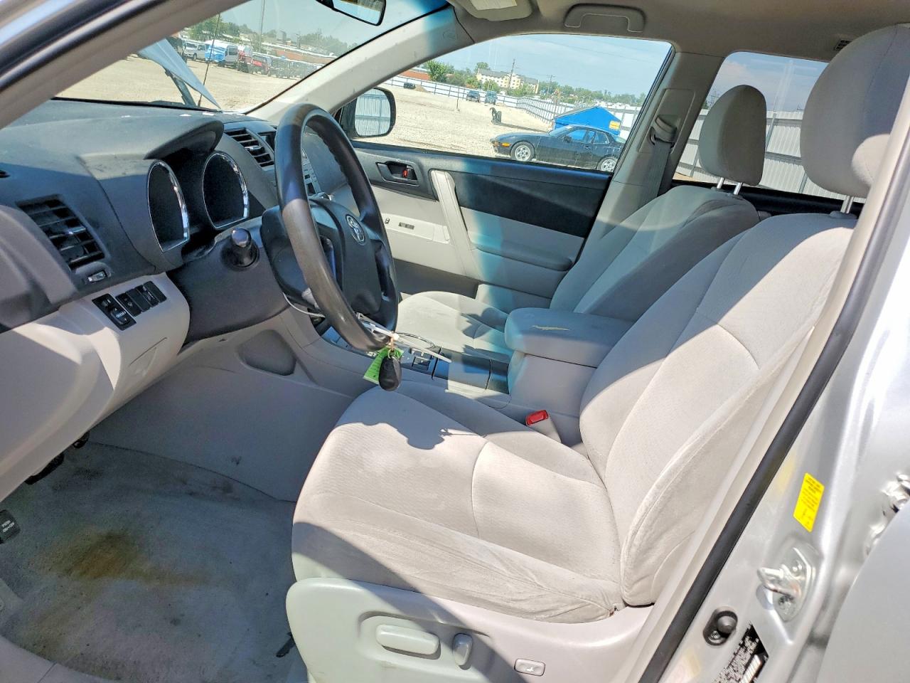 2010 Toyota Highlander Base Silver vin: 5TDZK3EH1AS010472