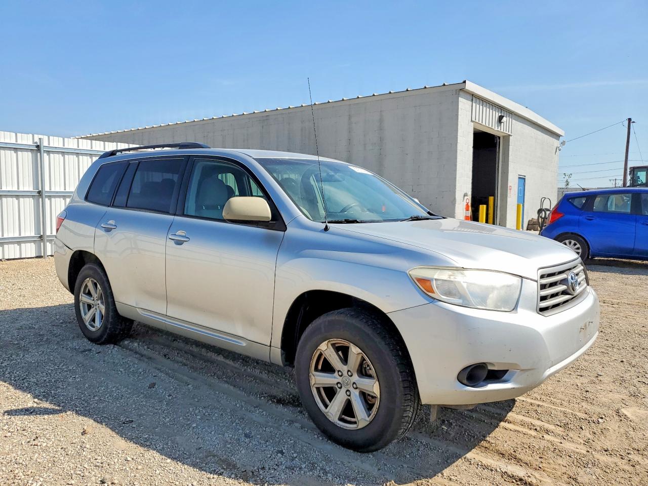 2010 Toyota Highlander Base Silver vin: 5TDZK3EH1AS010472