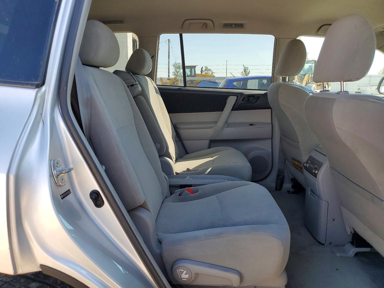 2010 Toyota Highlander Base Silver vin: 5TDZK3EH1AS010472