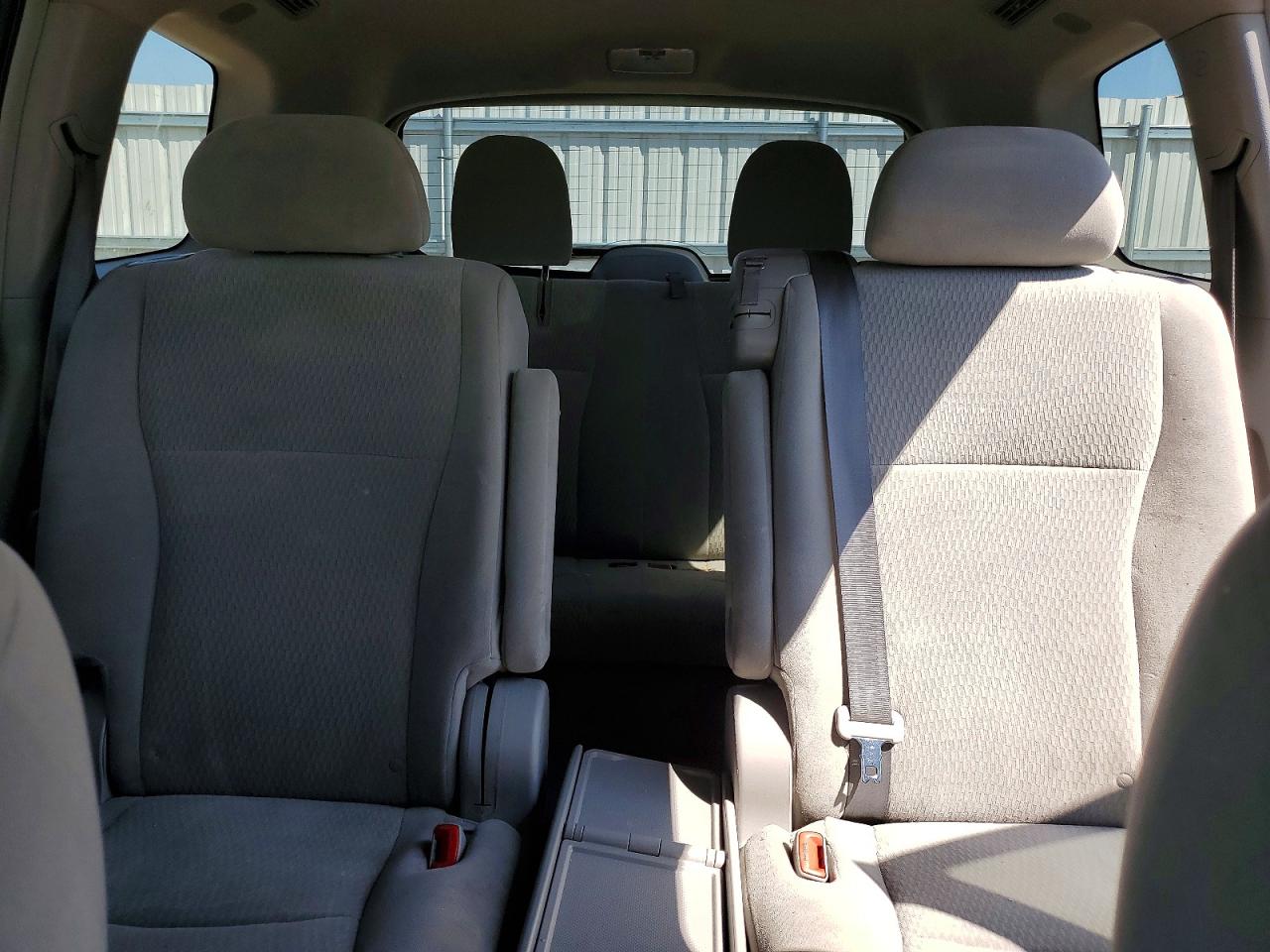 2010 Toyota Highlander Base Silver vin: 5TDZK3EH1AS010472