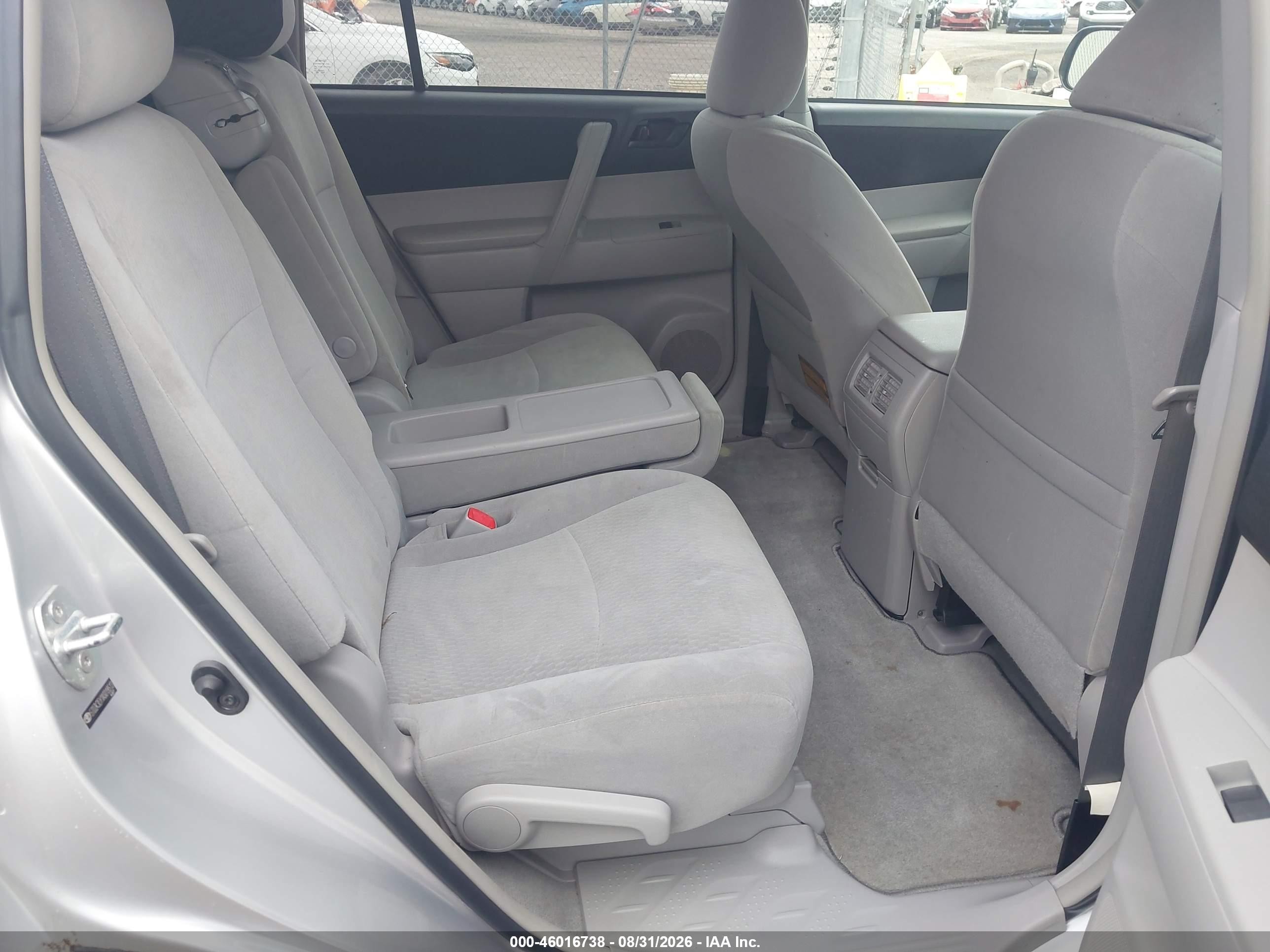 2010 Toyota Highlander Base V6 Silver vin: 5TDZK3EH1AS019513
