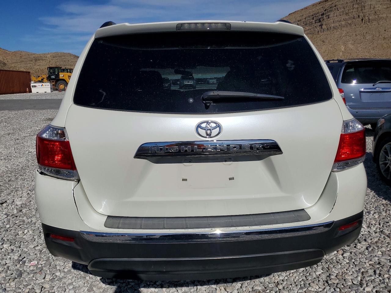 2012 Toyota Highlander Base White vin: 5TDZK3EH1CS053891