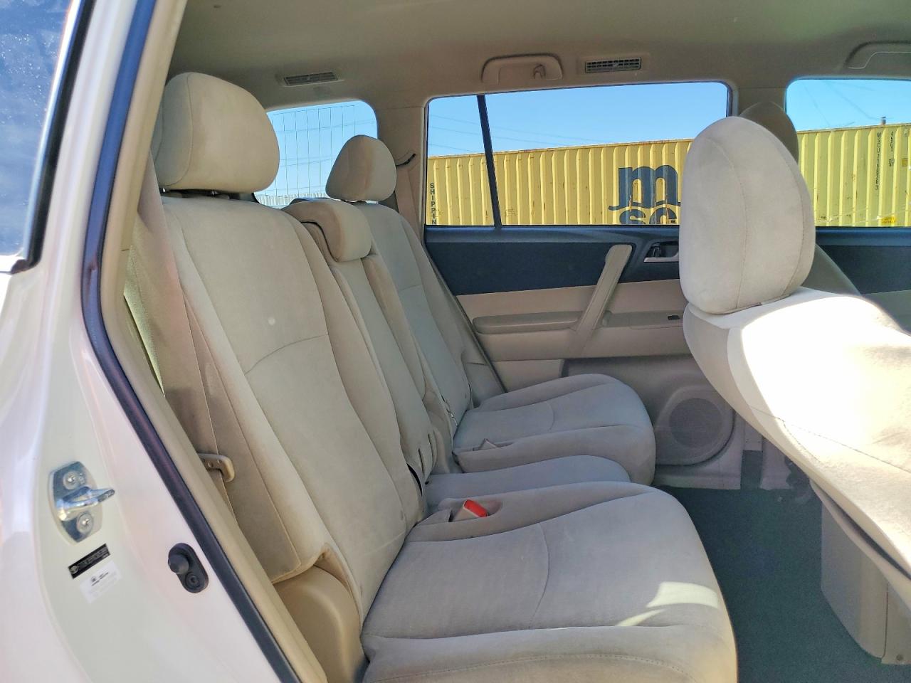 2012 Toyota Highlander Base White vin: 5TDZK3EH1CS053891