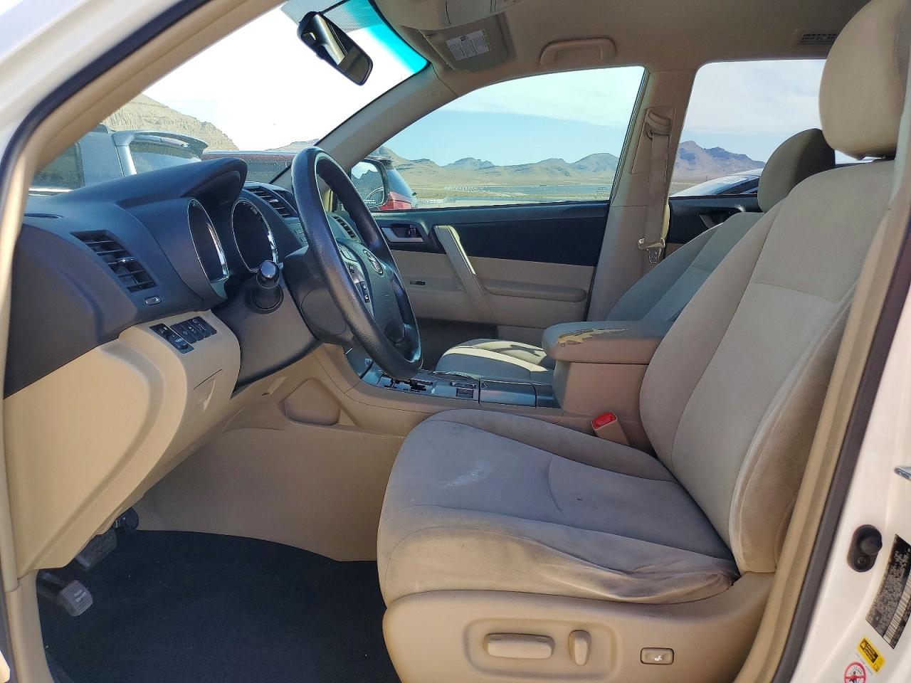 2012 Toyota Highlander Base White vin: 5TDZK3EH1CS053891