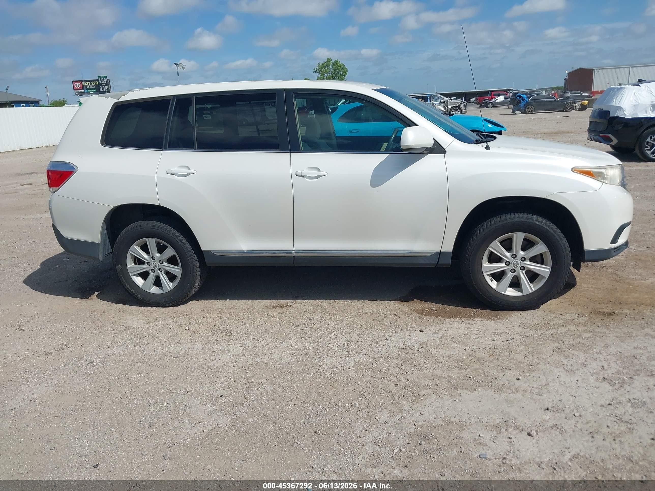 2012 Toyota Highlander Base V6 White vin: 5TDZK3EH1CS063031