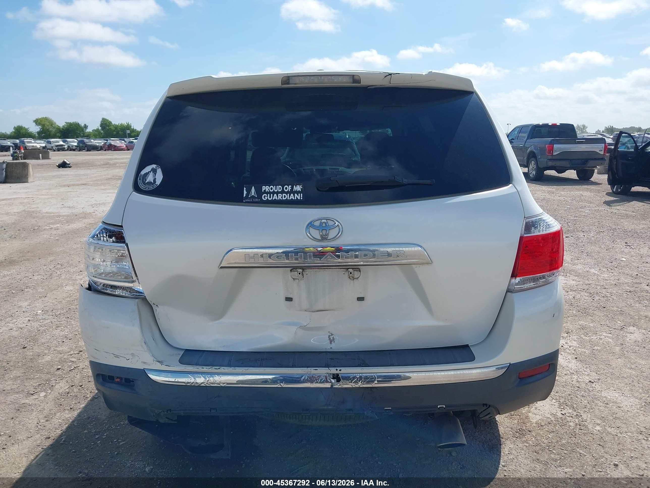 2012 Toyota Highlander Base V6 White vin: 5TDZK3EH1CS063031