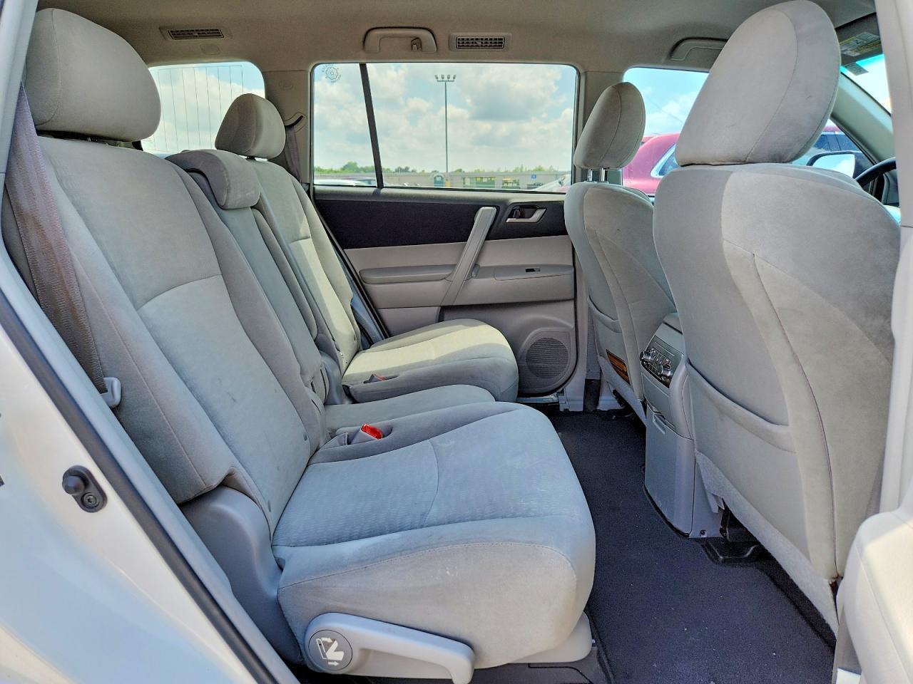 2012 Toyota Highlander Base White vin: 5TDZK3EH1CS082310
