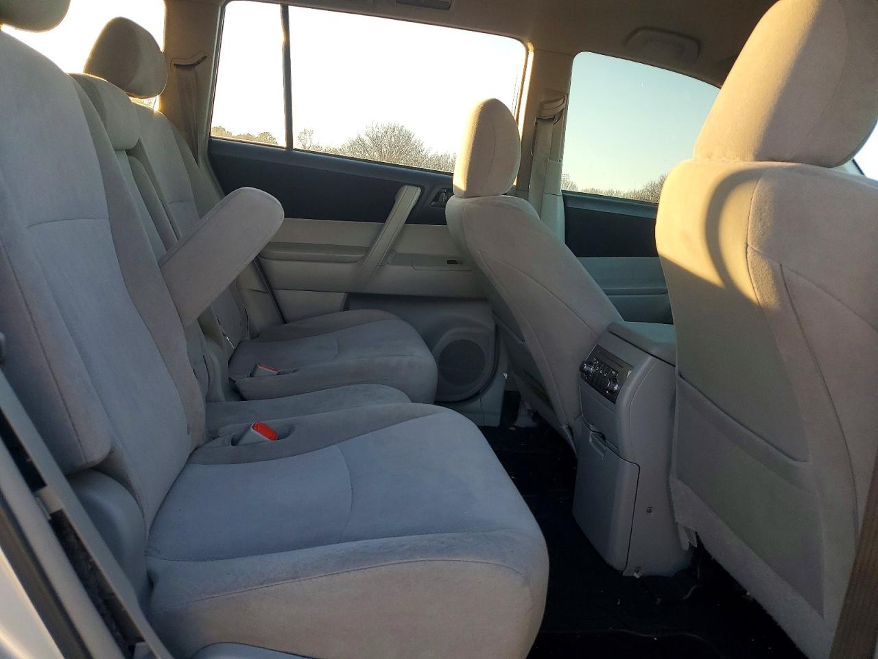 2013 Toyota Highlander Base Silver vin: 5TDZK3EH1DS090487