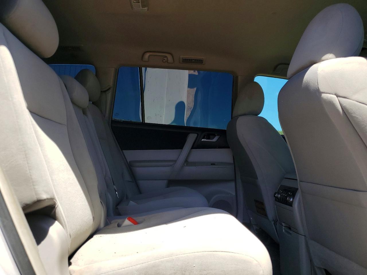 2013 Toyota Highlander Base Серебряный vin: 5TDZK3EH1DS107773
