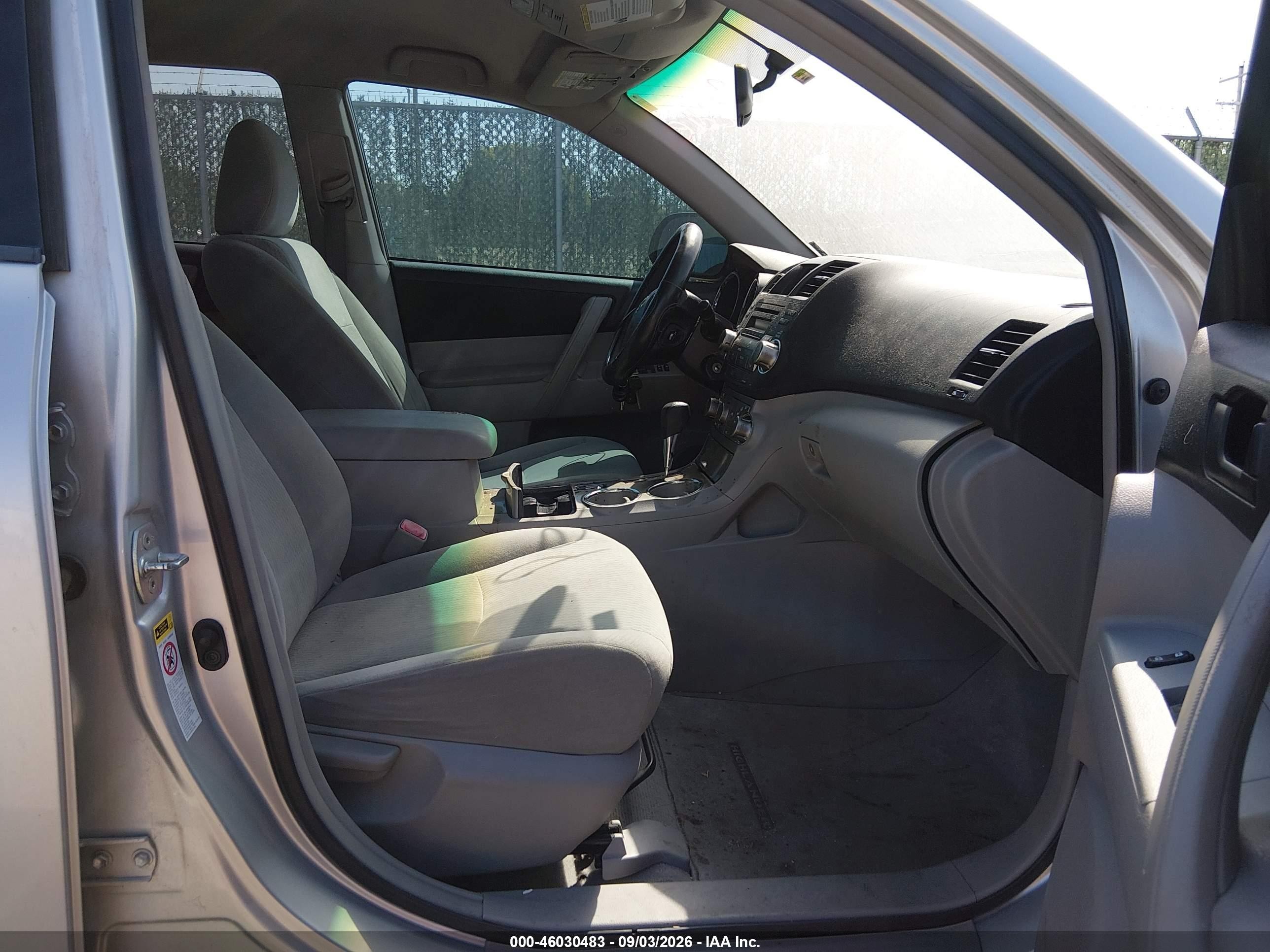 2010 Toyota Highlander Base V6 Silver vin: 5TDZK3EH2AS012490