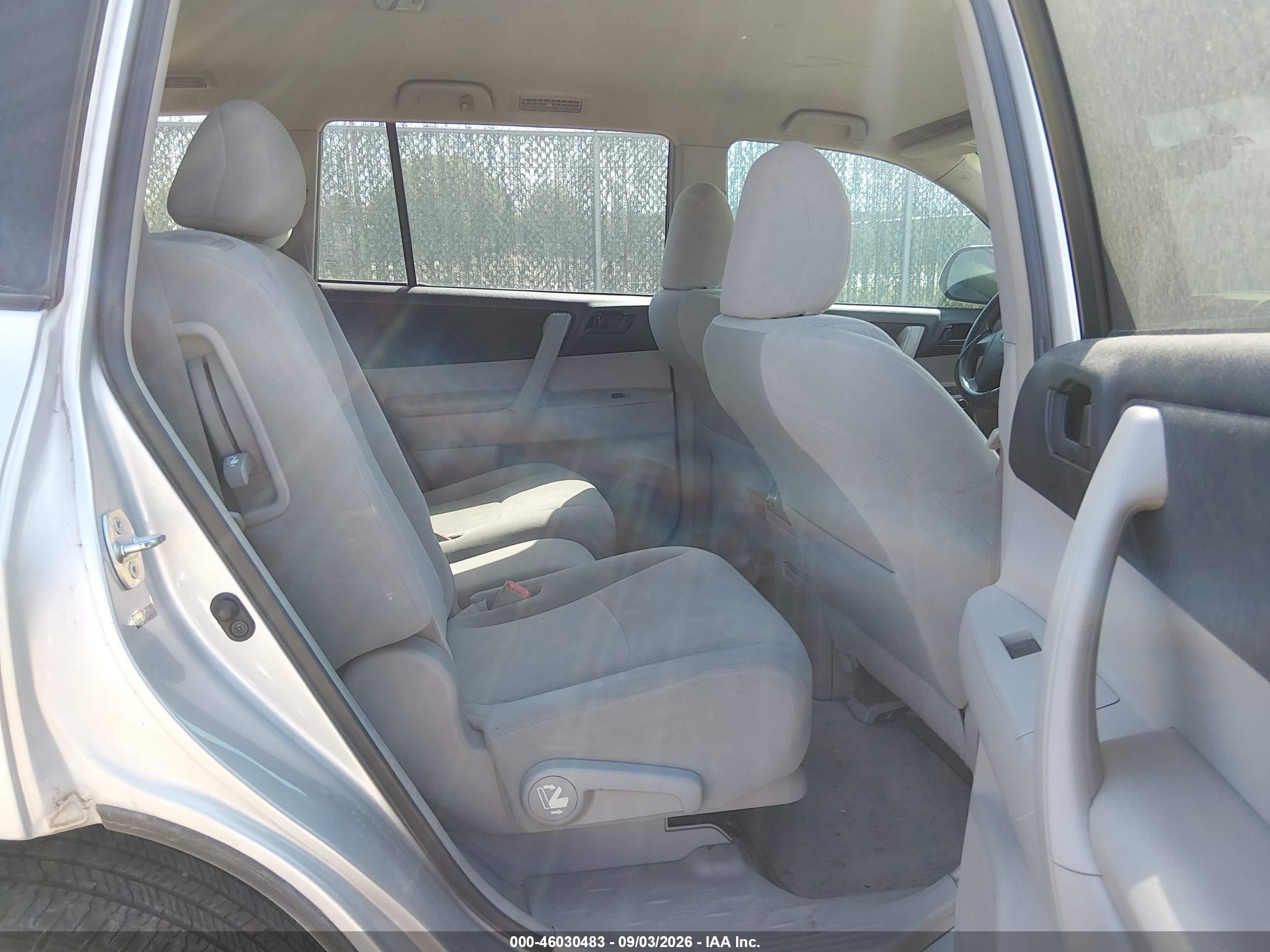 2010 Toyota Highlander Base V6 Silver vin: 5TDZK3EH2AS012490