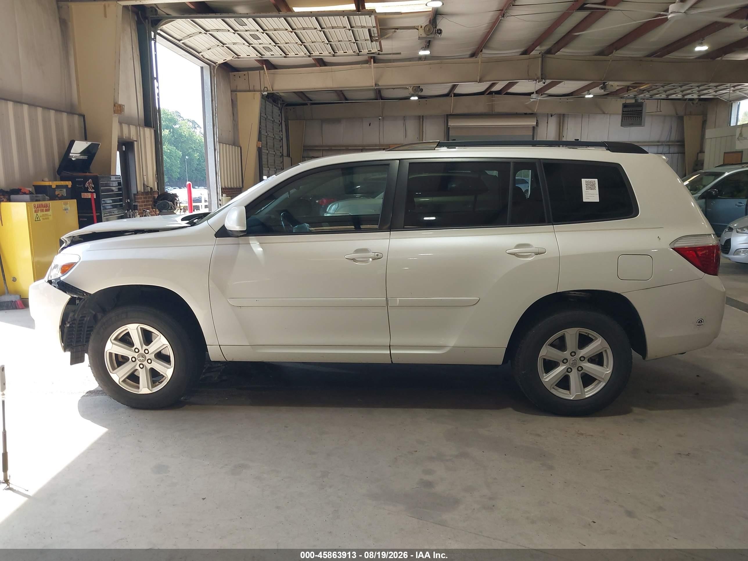 2010 Toyota Highlander Base V6 White vin: 5TDZK3EH2AS016426