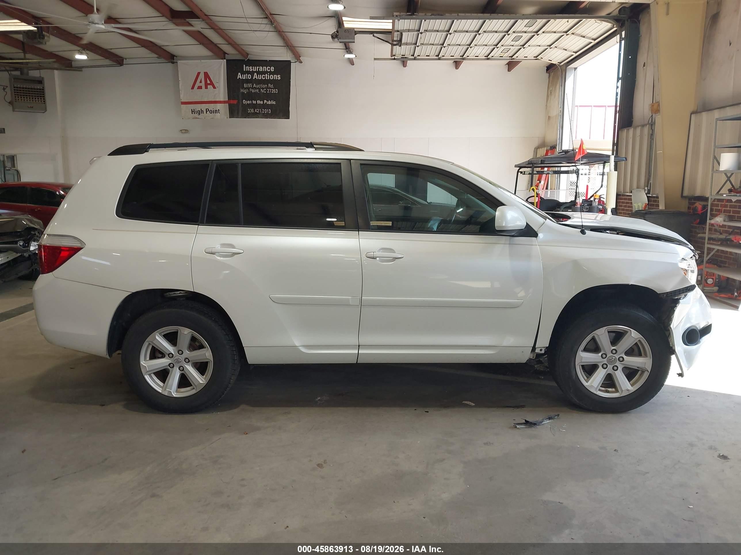 2010 Toyota Highlander Base V6 White vin: 5TDZK3EH2AS016426